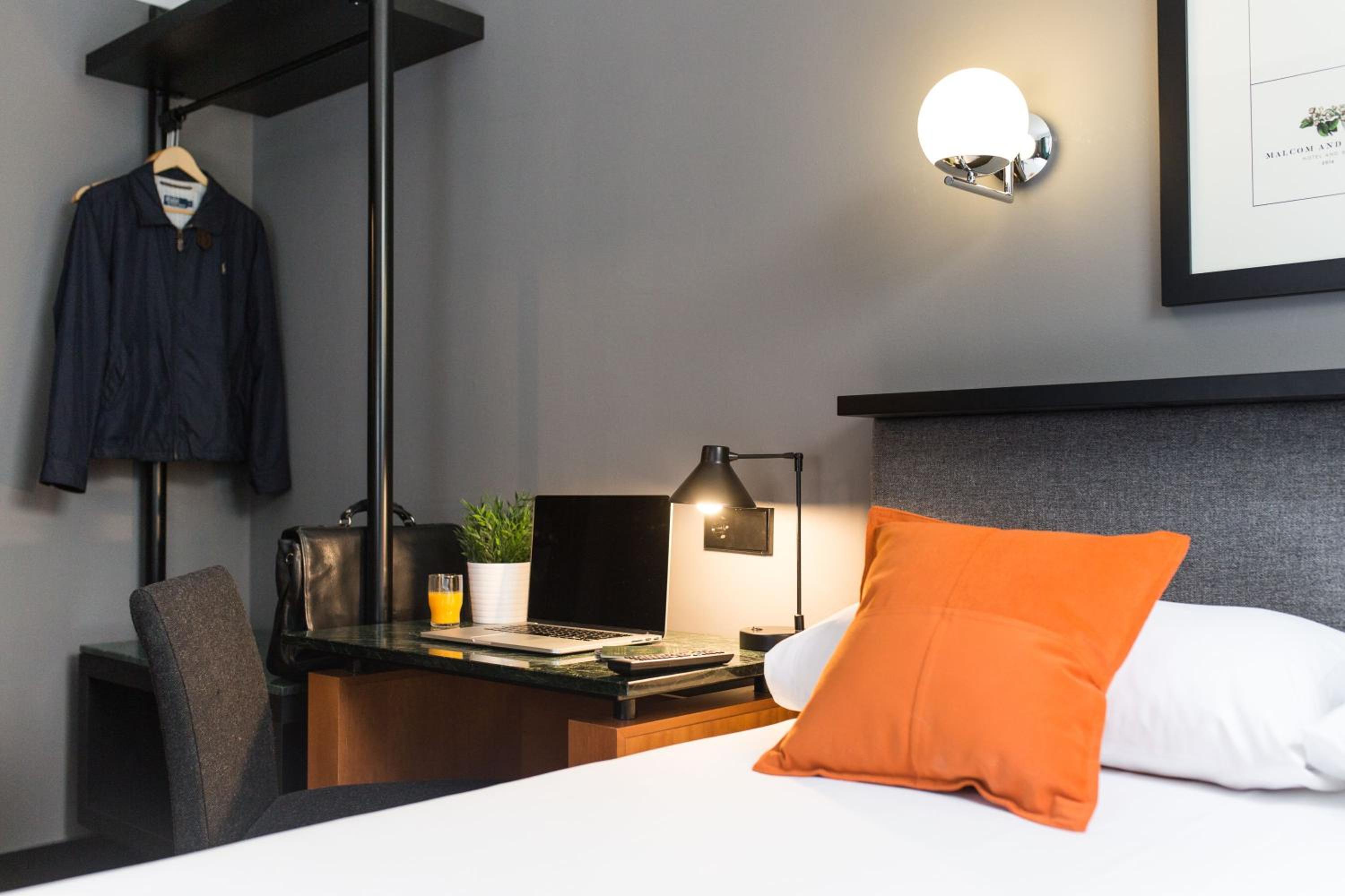 Budget Double Room thumbnail 5