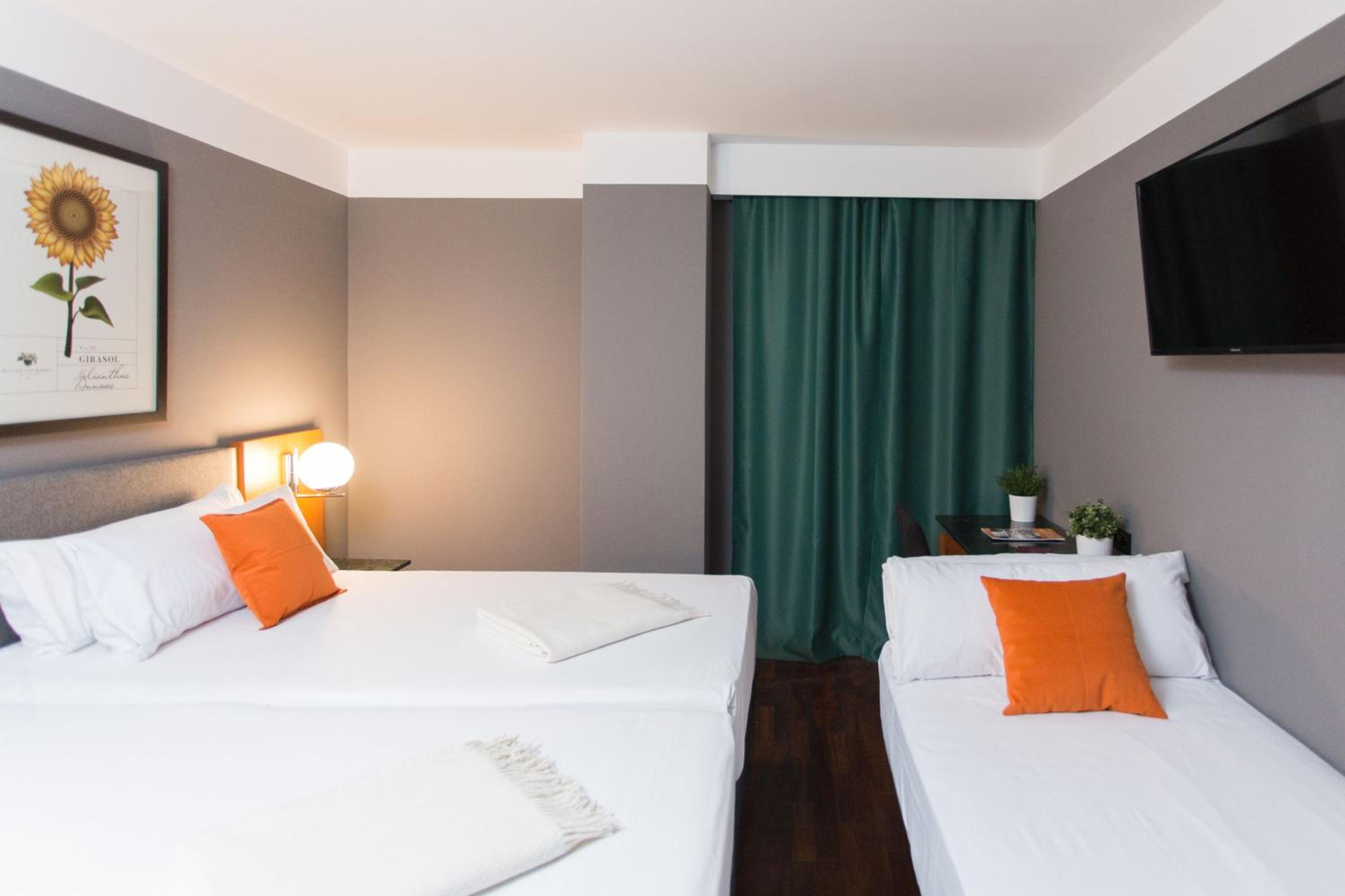 Triple Room thumbnail 5