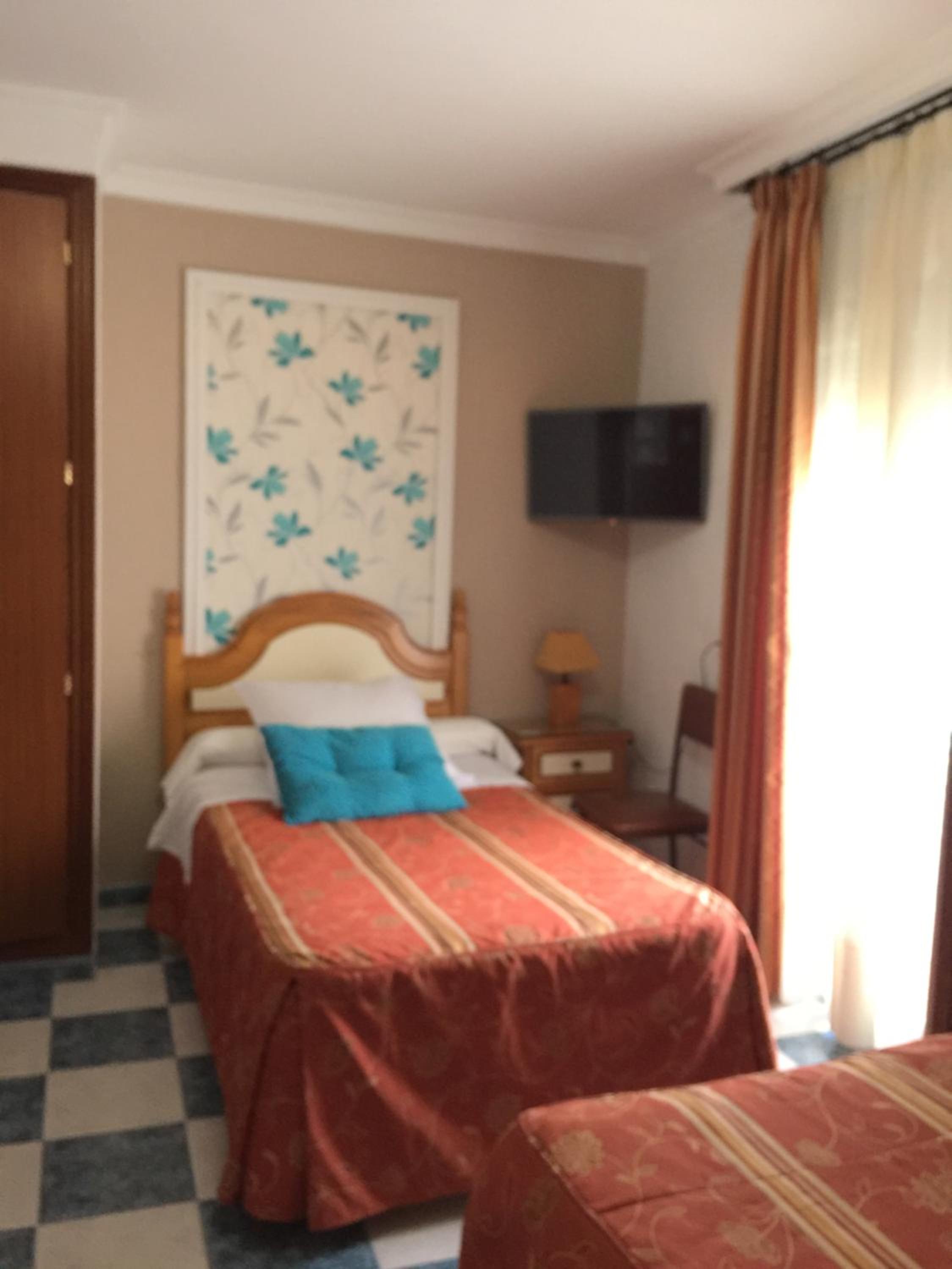Triple Room with Private Bathroom - Photo 4