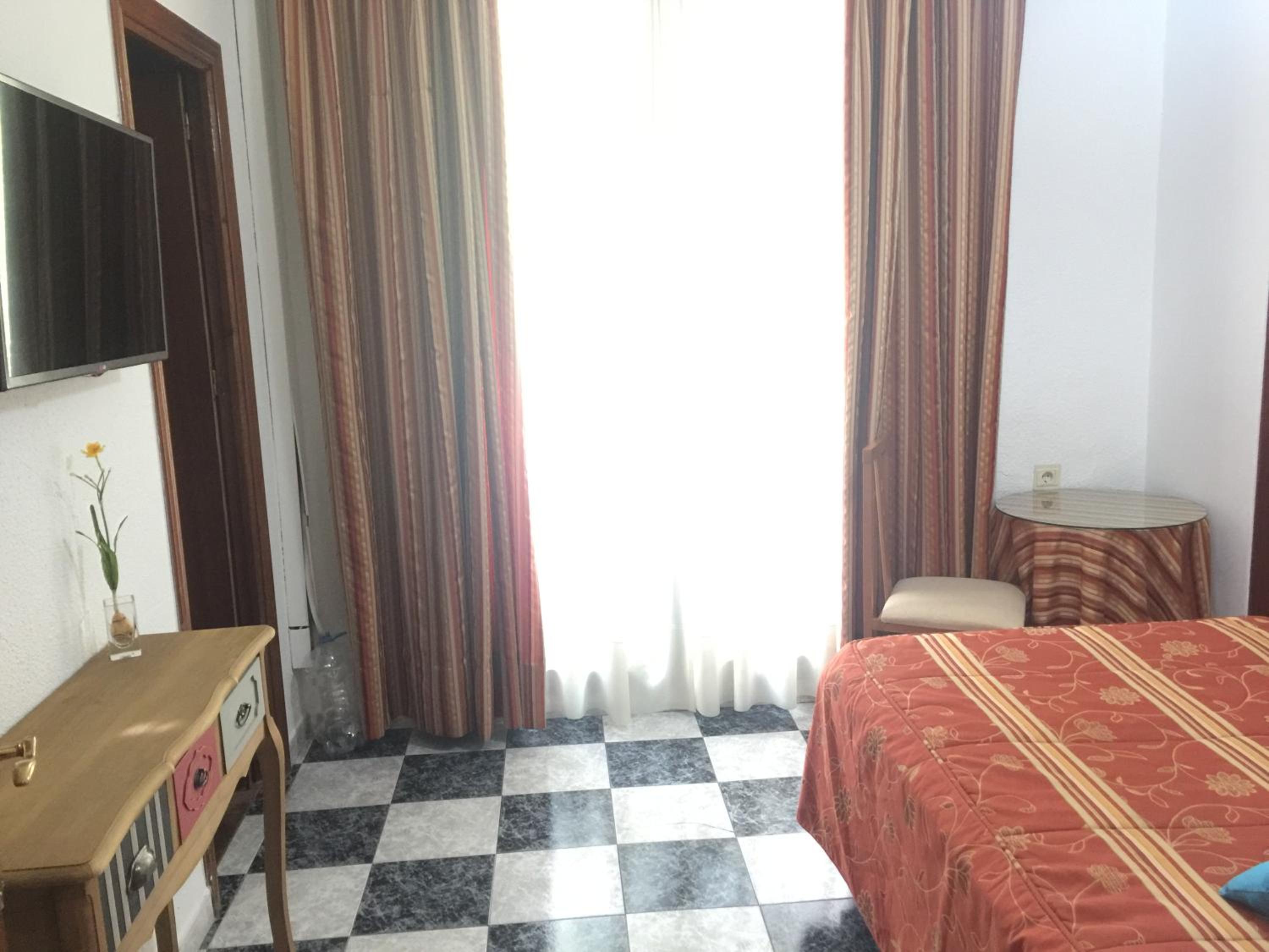 Double or Twin Room with Private Bathroom - Photo 5