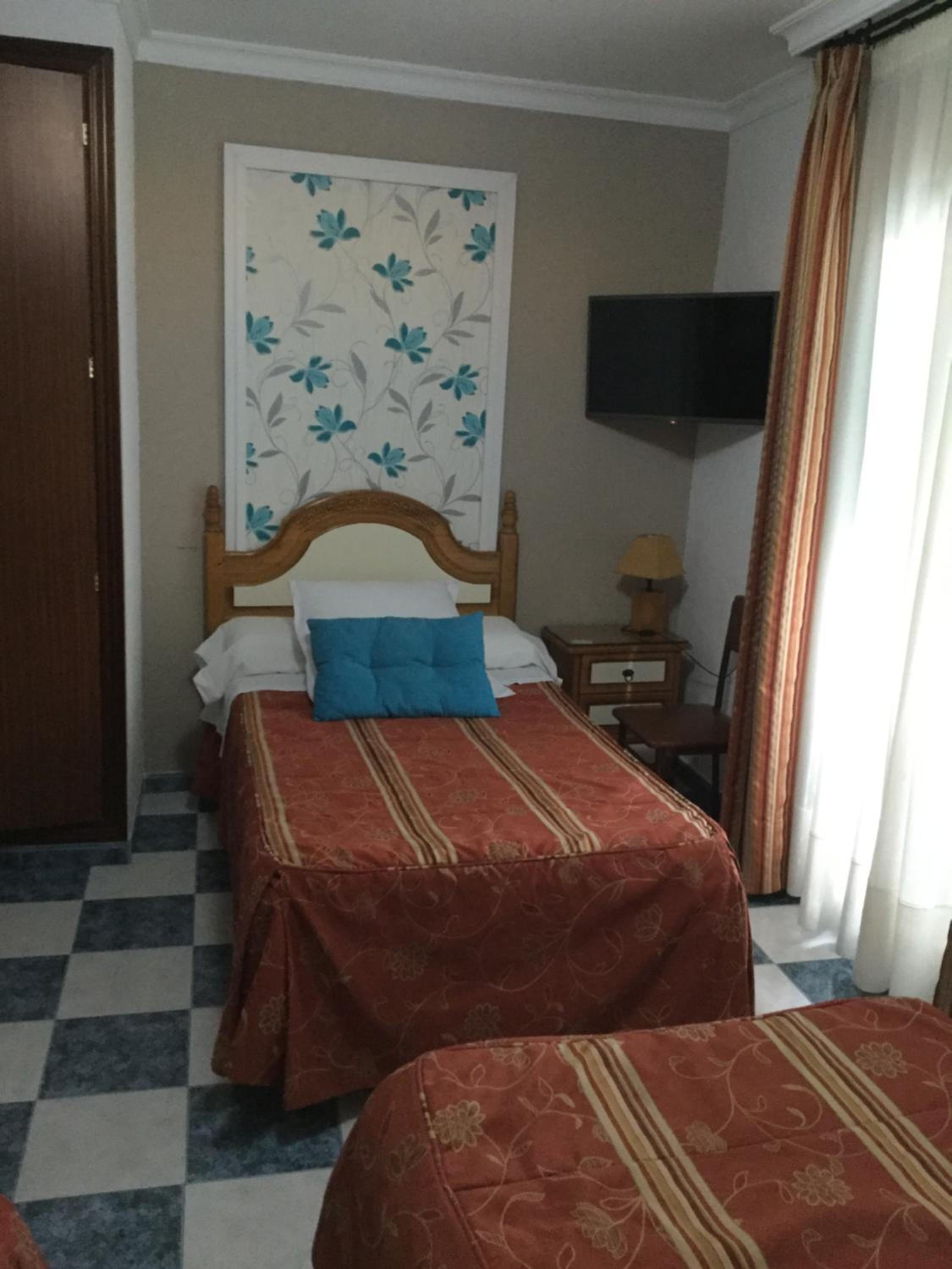 Triple Room with Private Bathroom - Photo 2