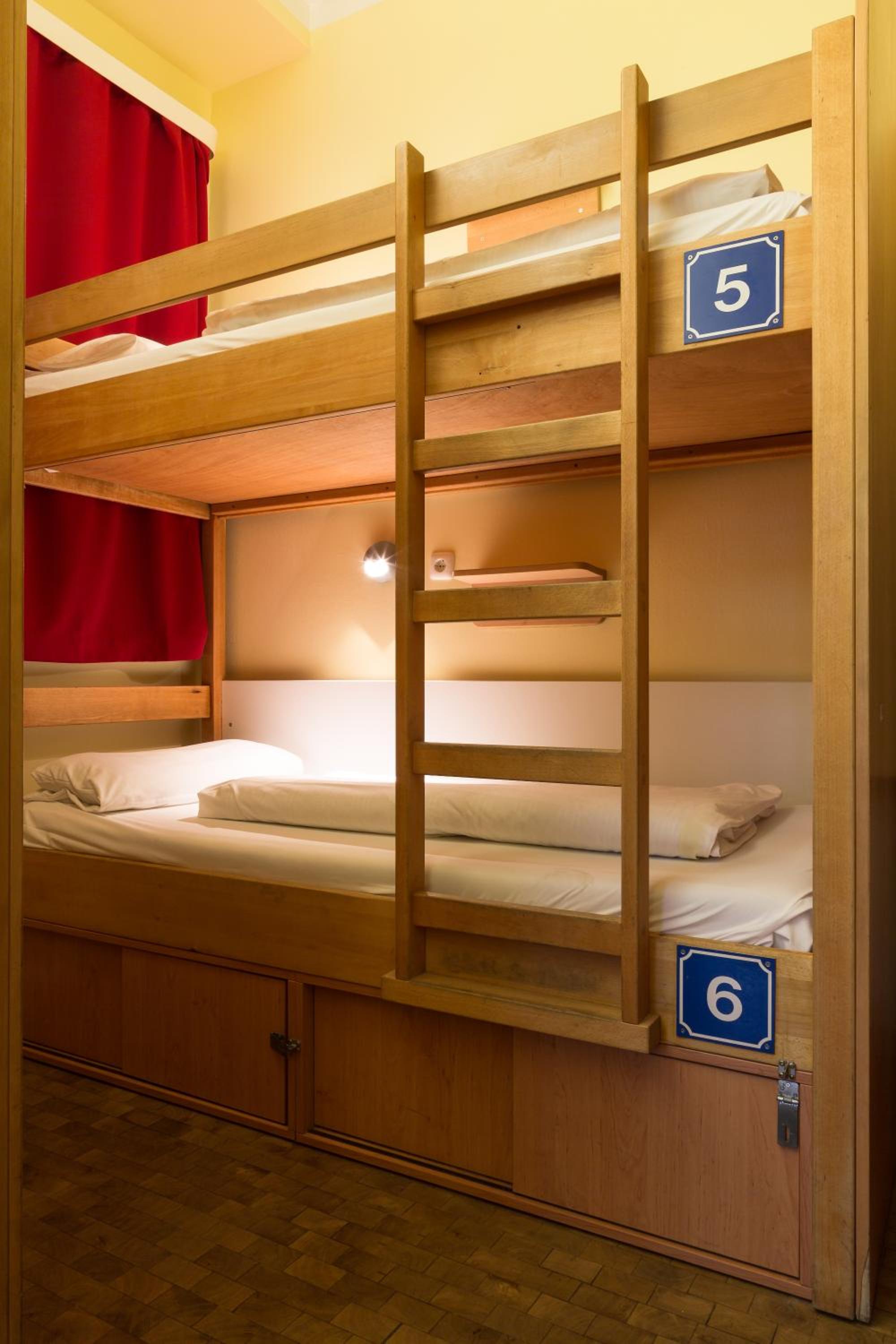 Bed in 12-Bed Female Dormitory Room - 18 to 35 years old only