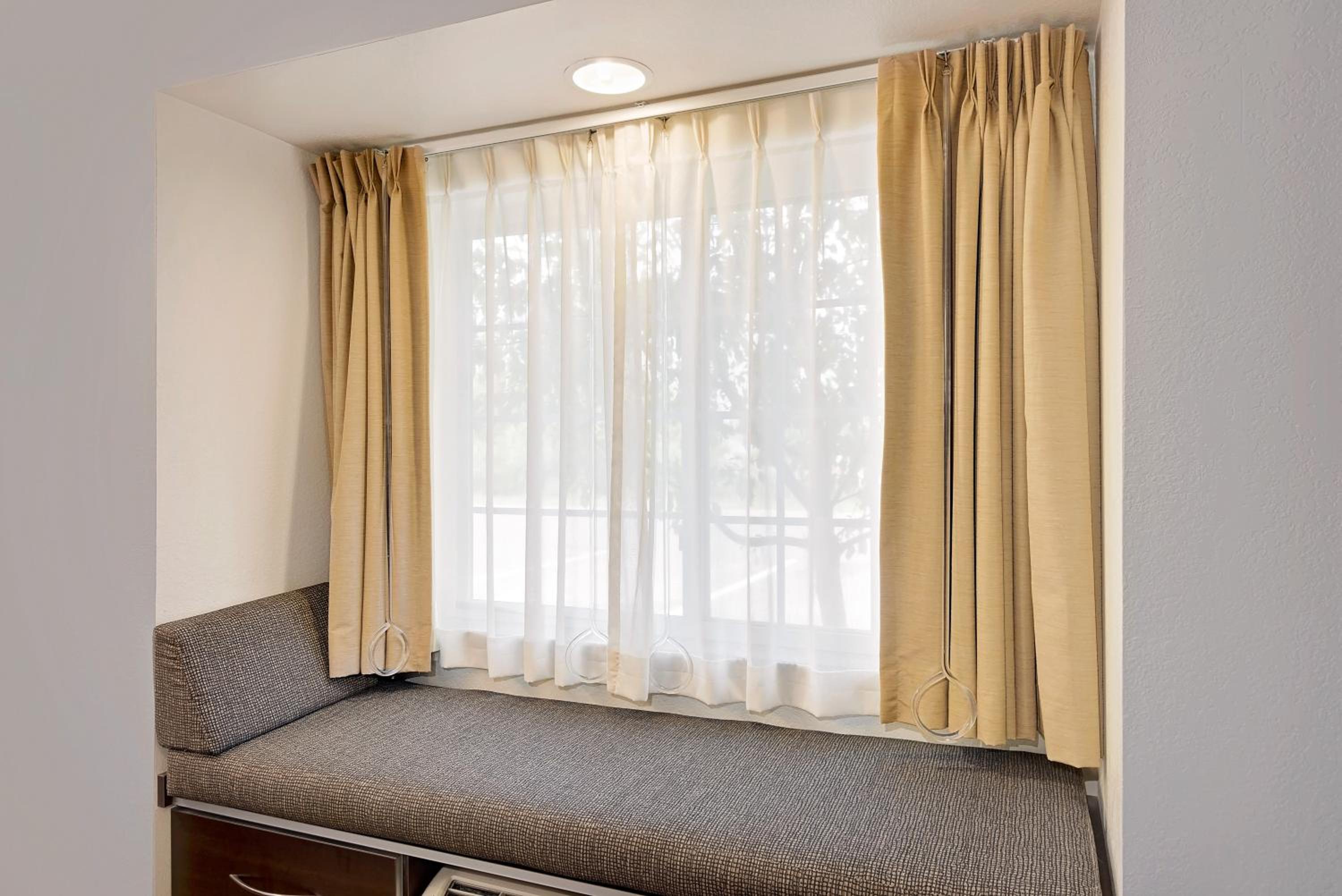 Studio Queen Suite - Non-Smoking - Photo 1