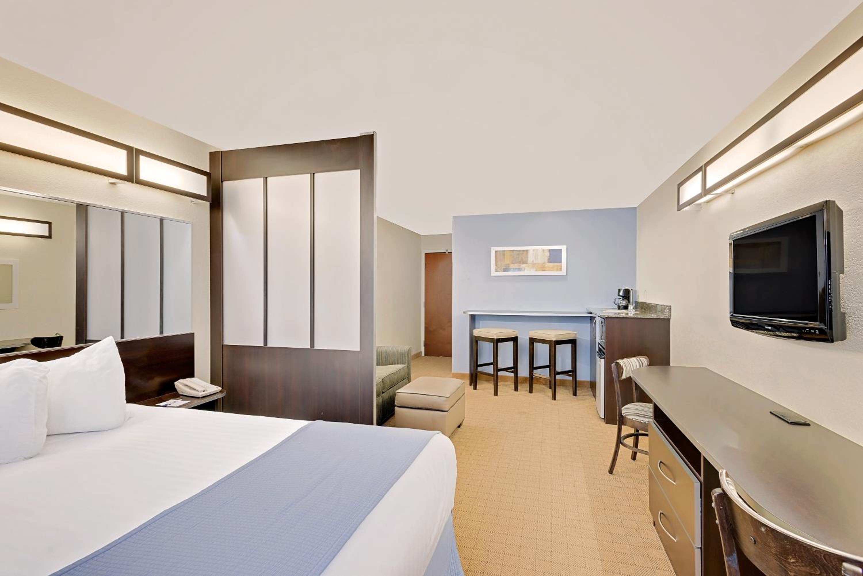 Studio Queen Suite - Non-Smoking - Photo 4