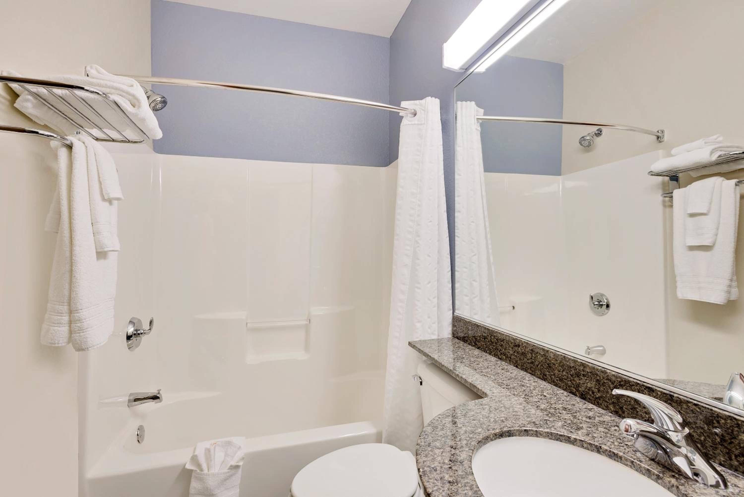 Studio Queen Suite - Non-Smoking - Photo 3