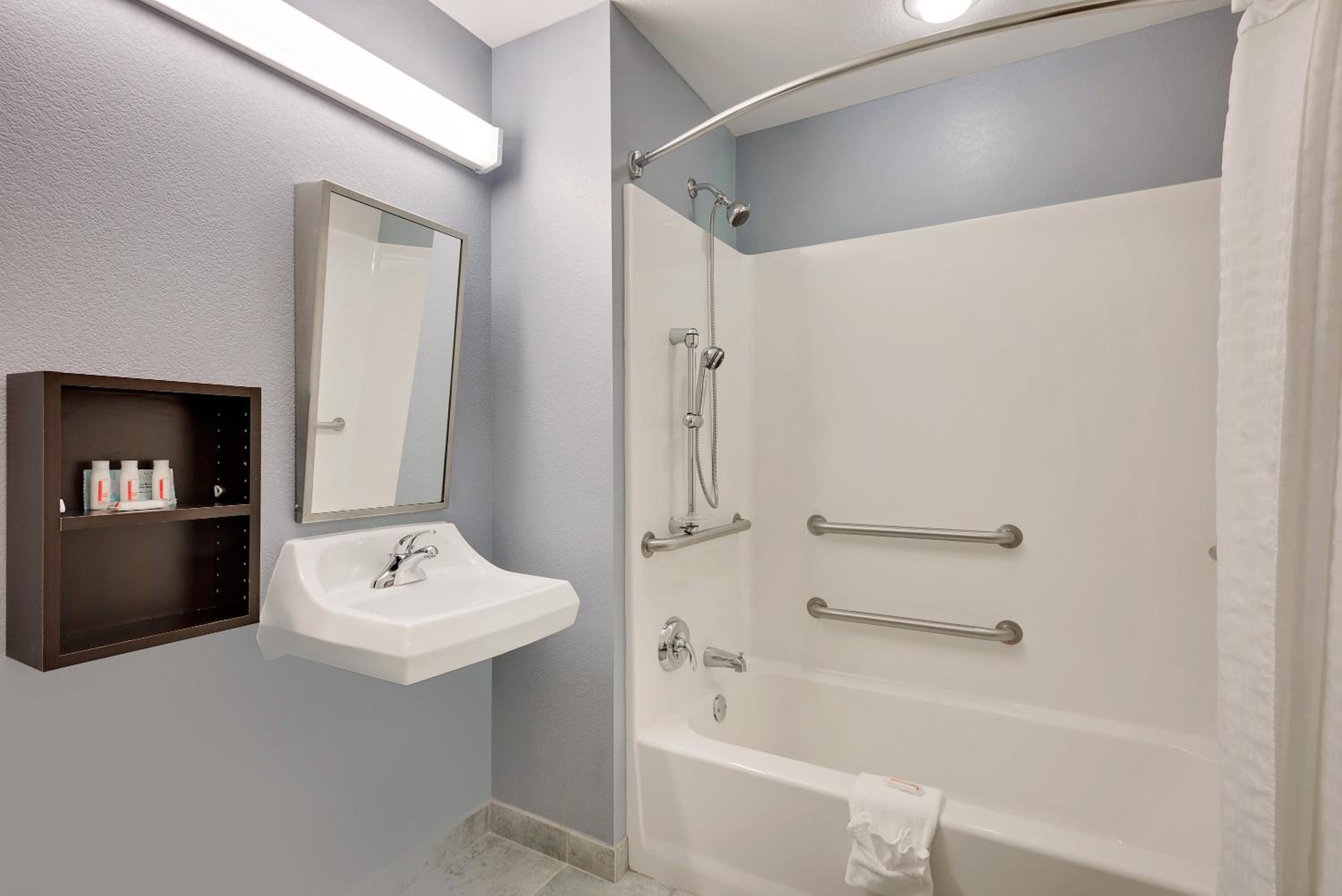 Queen Room with Bath Tub - Mobility/Hearing Accessible - Non-Smoking - Photo 3
