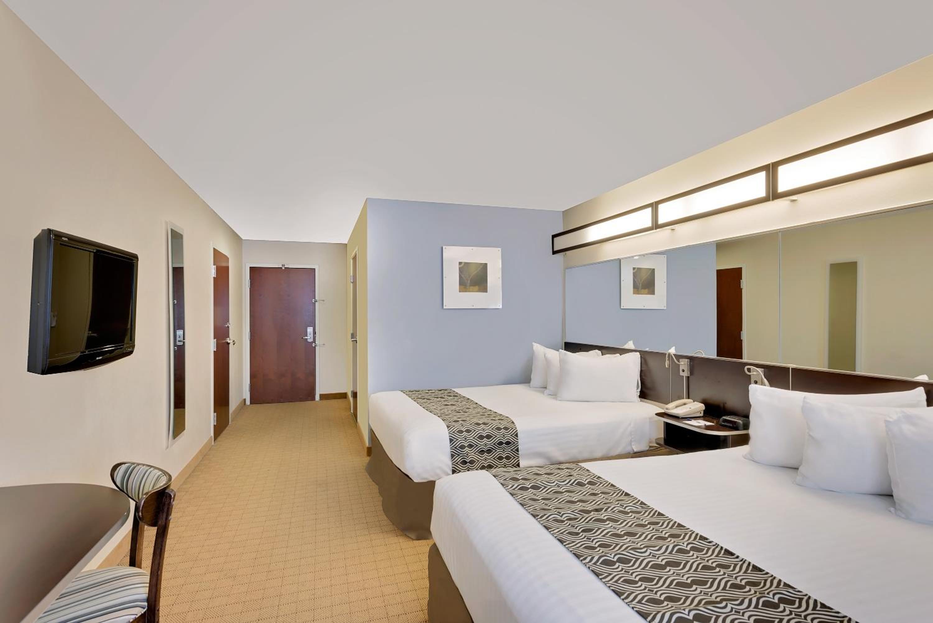 Queen Room with Two Queen Beds - Non-Smoking - Photo 1