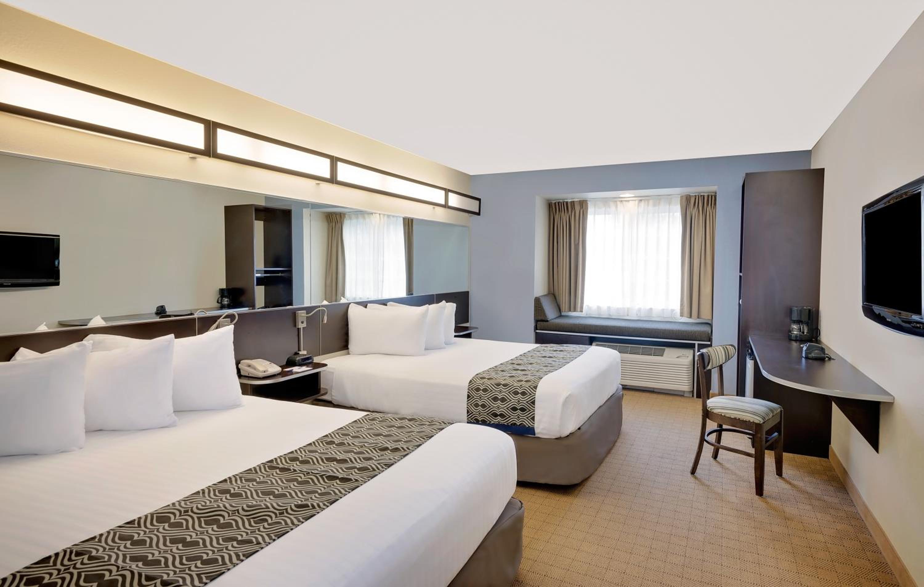 Queen Room with Two Queen Beds - Non-Smoking - Photo 2