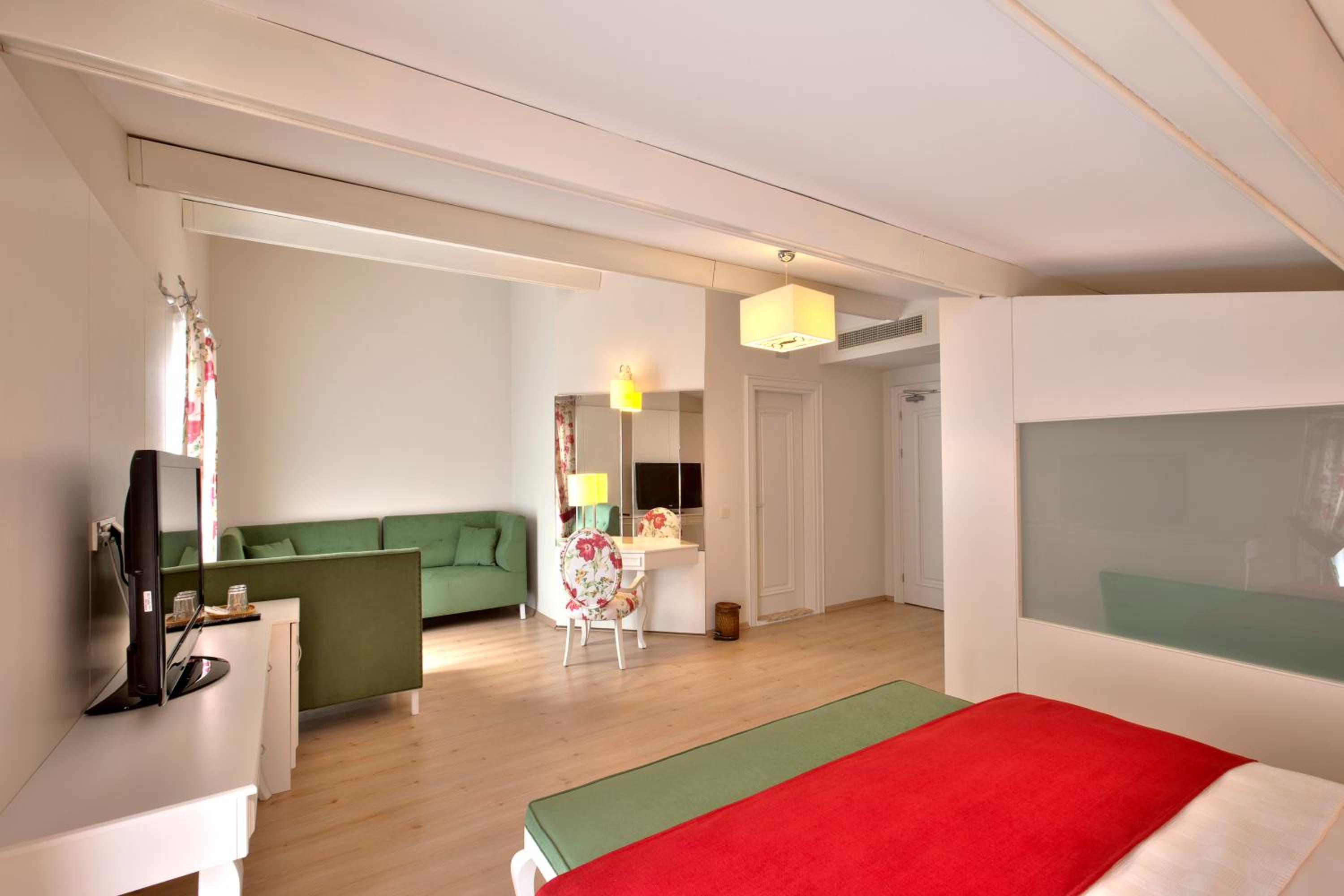 Queen Suite with Spa Bath photo 1