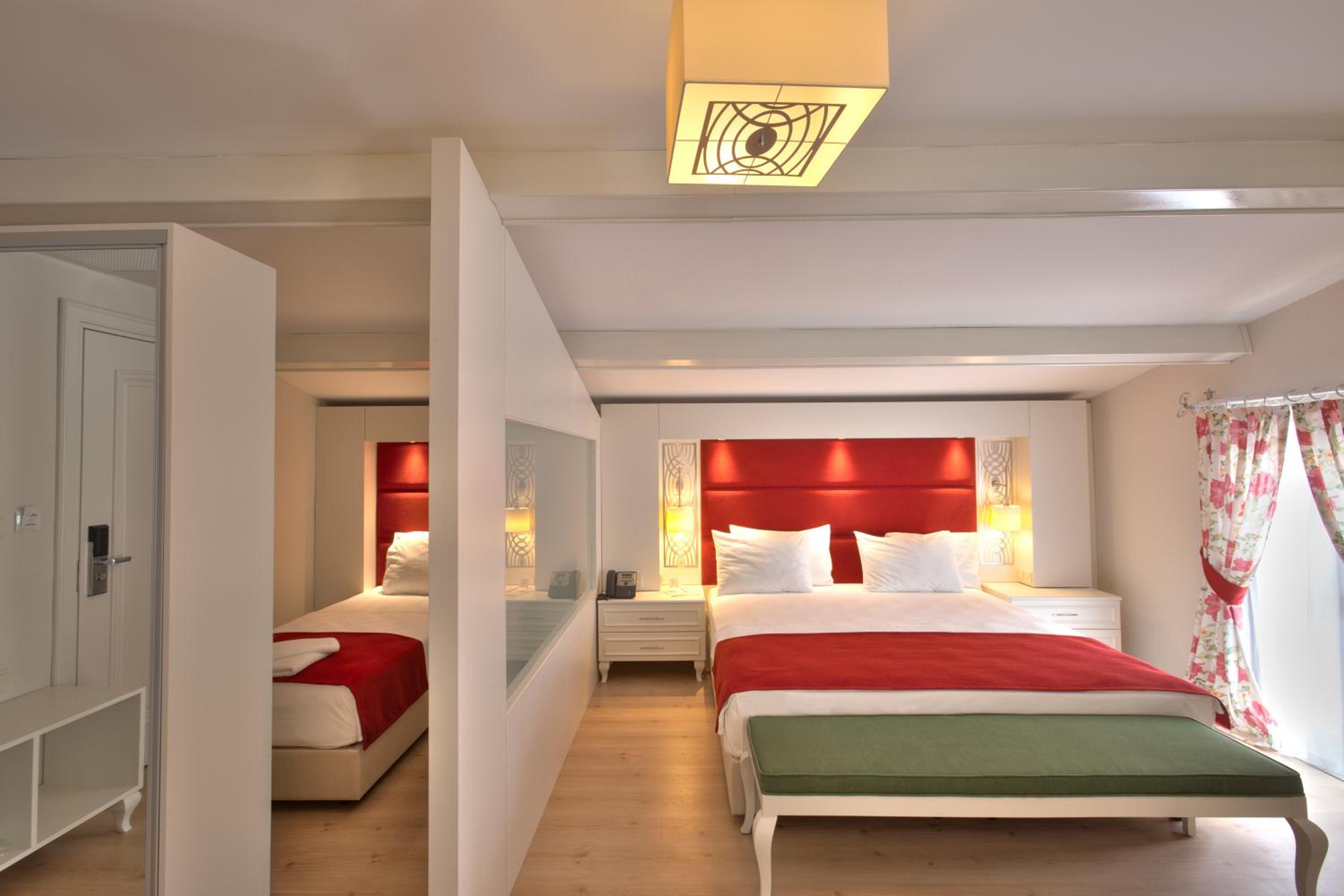 Queen Suite with Spa Bath photo 2