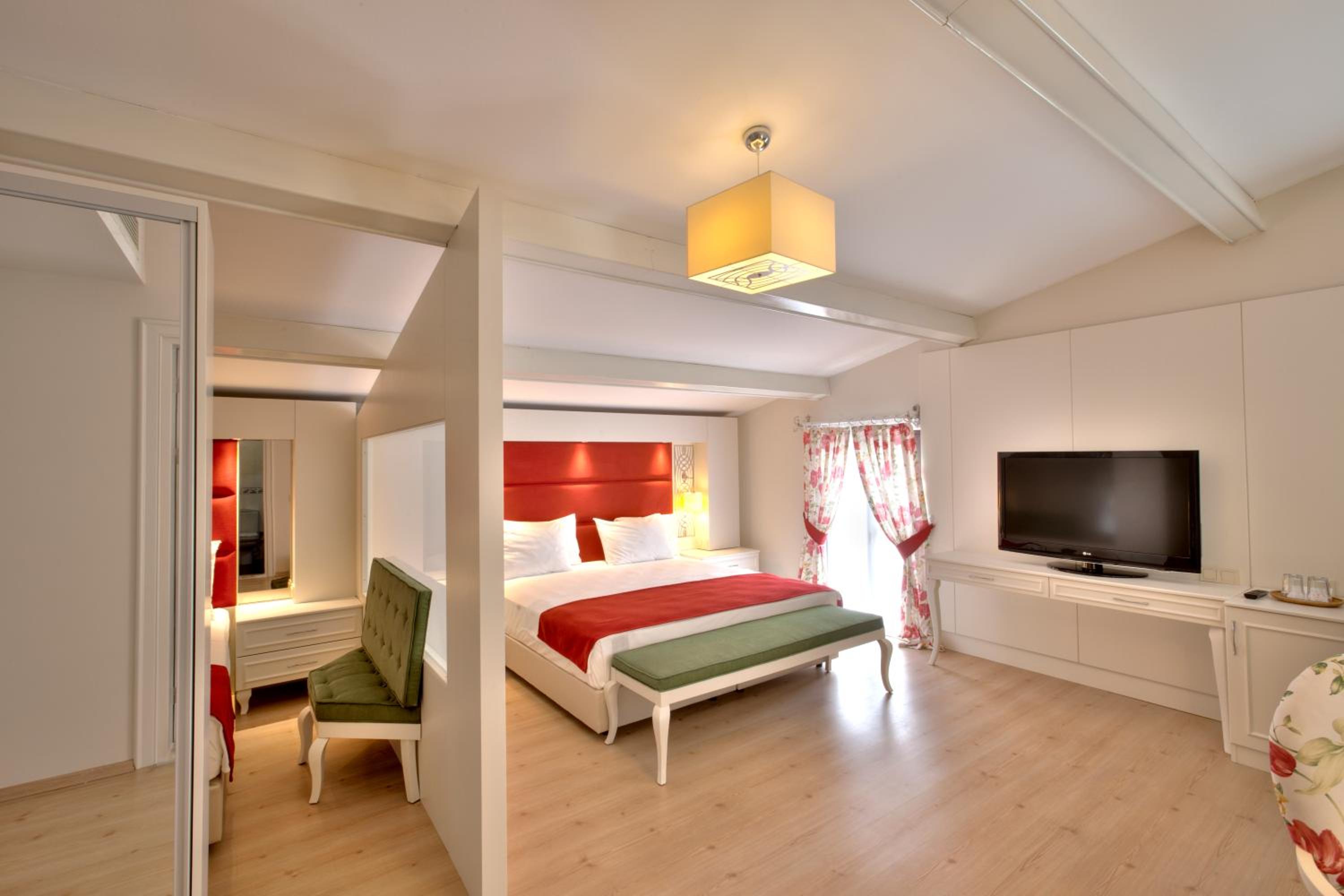 Queen Suite with Spa Bath photo 3