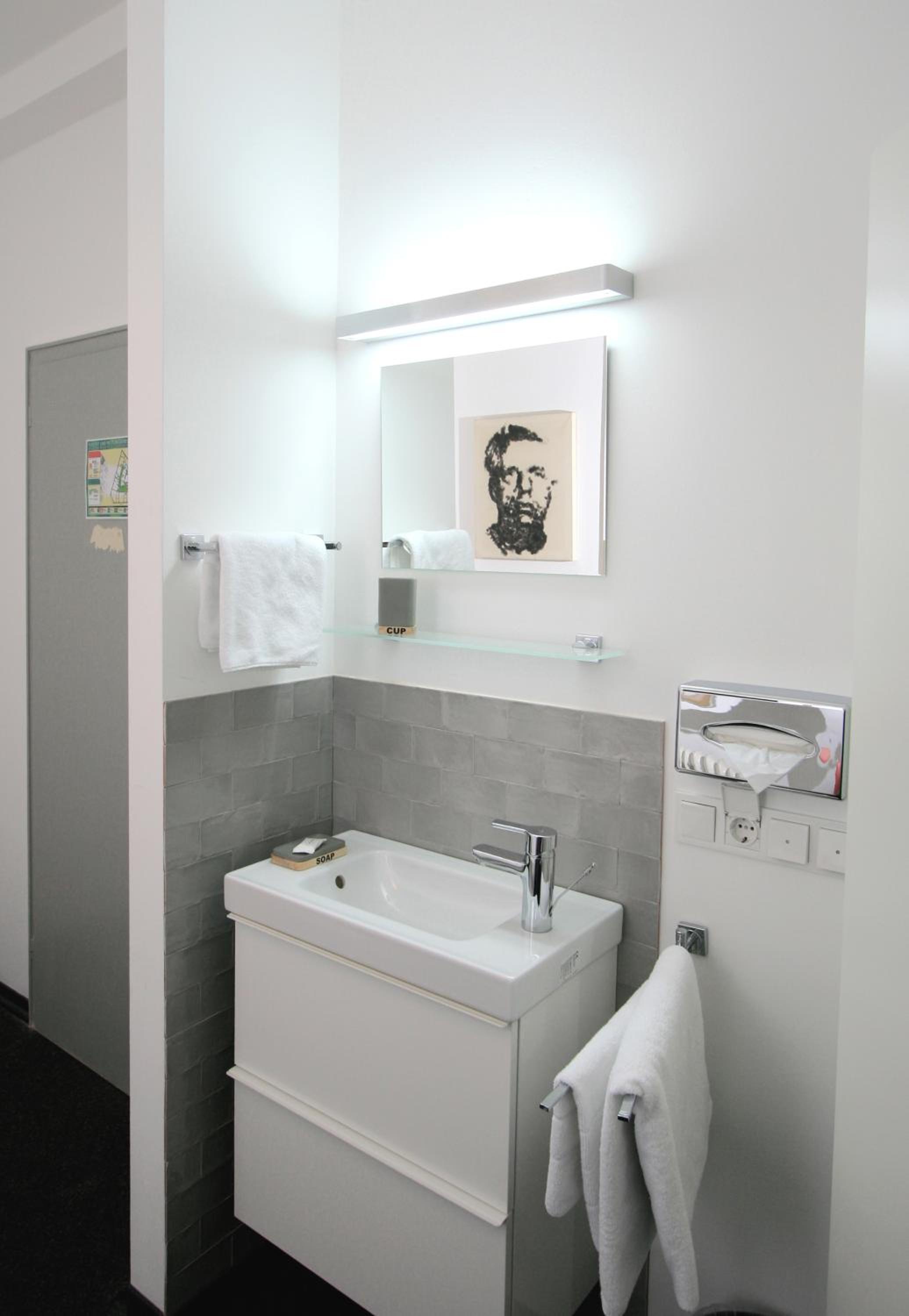 Single Room with Shared Bathroom photo 2
