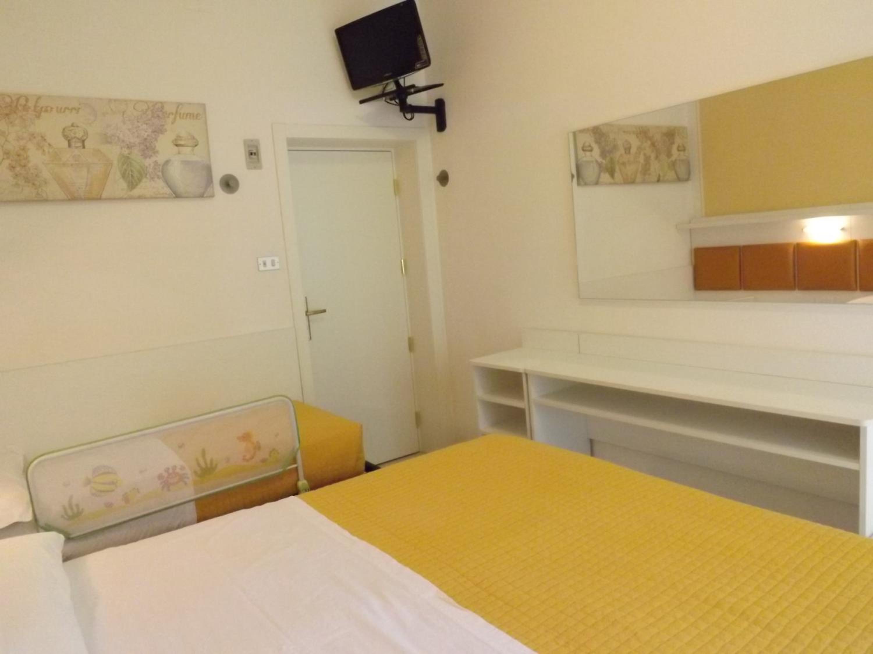 Triple Room with Balcony - Photo 5