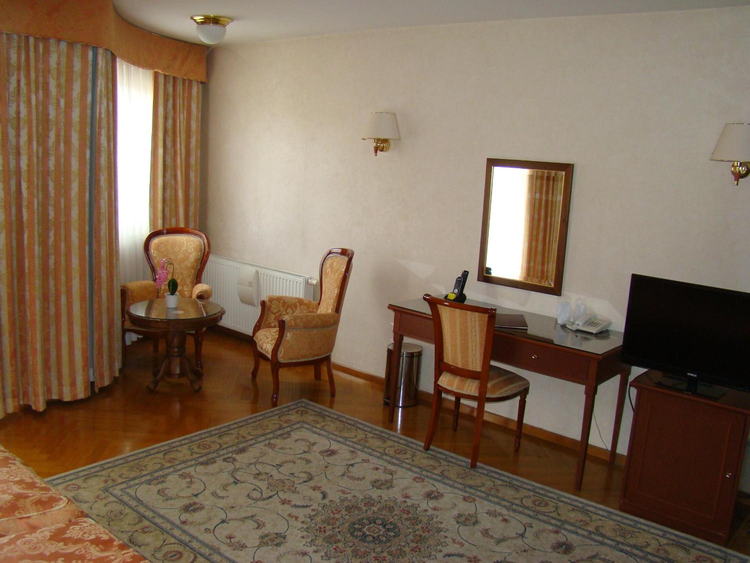 Superior Twin Room with City View photo 1