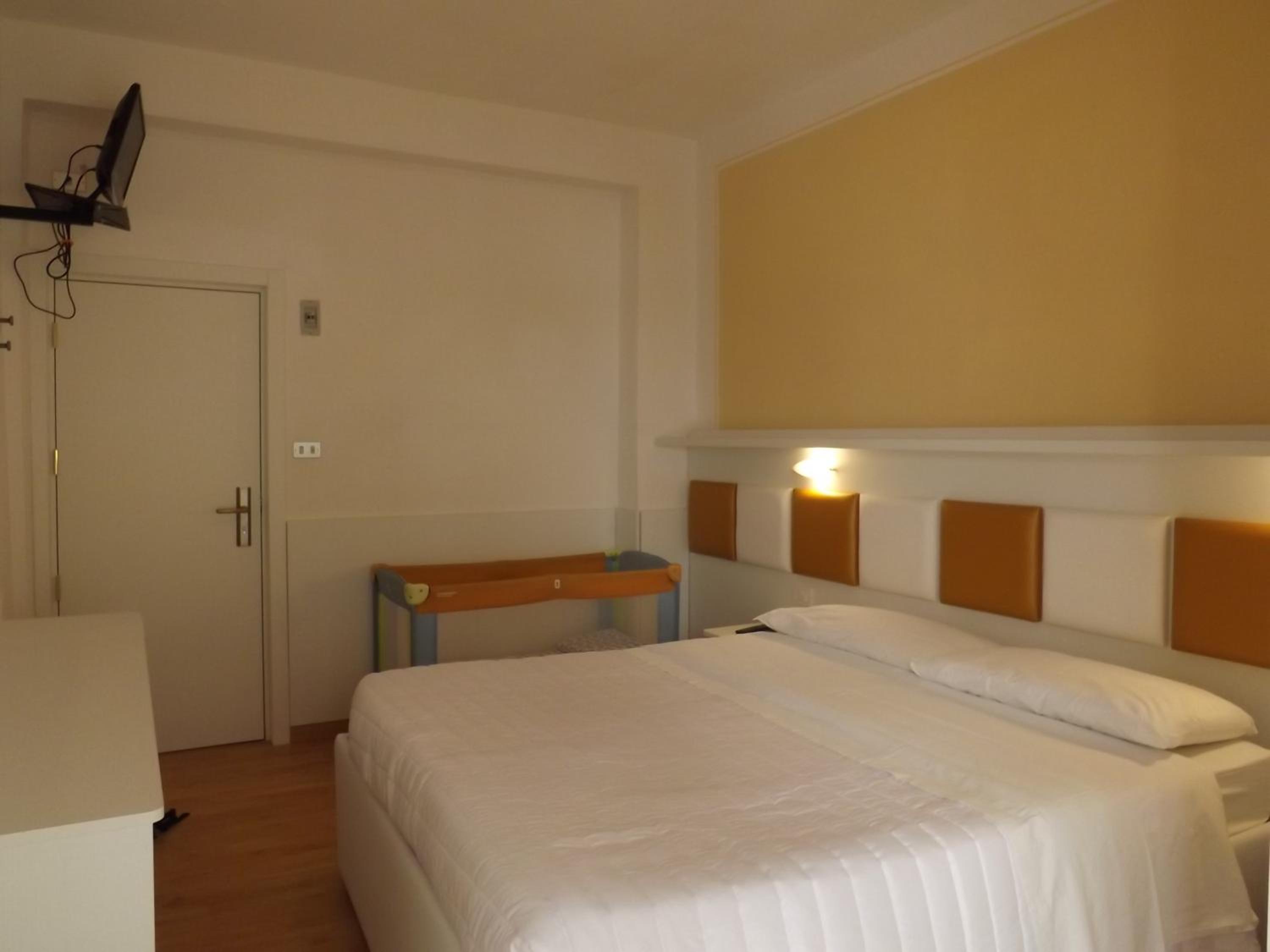 Triple Room with Balcony - Photo 8