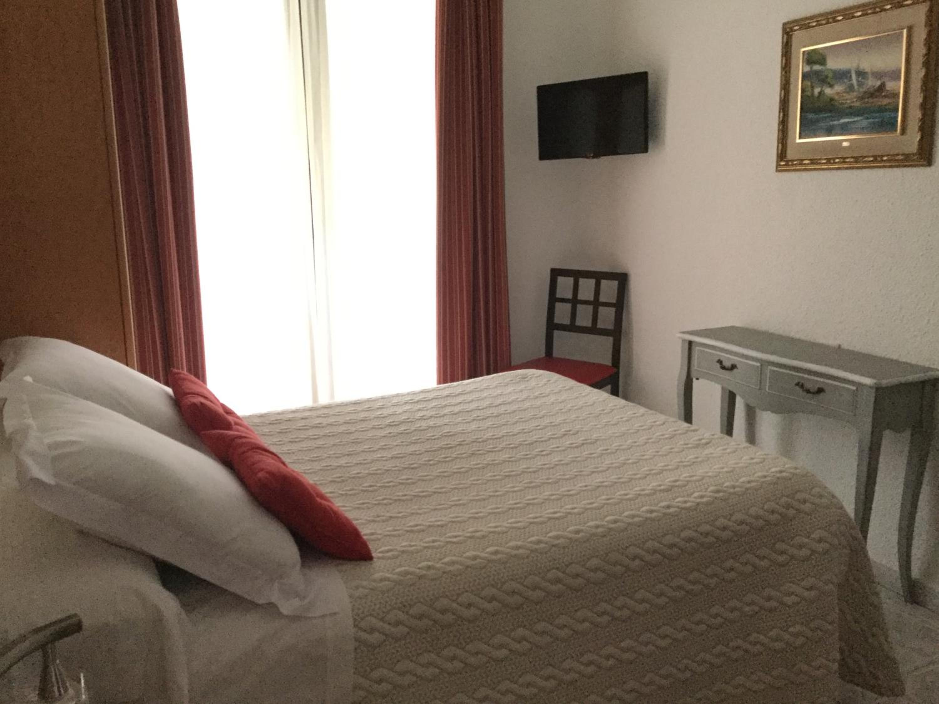 Double or Twin Room with Private Bathroom - Photo 7