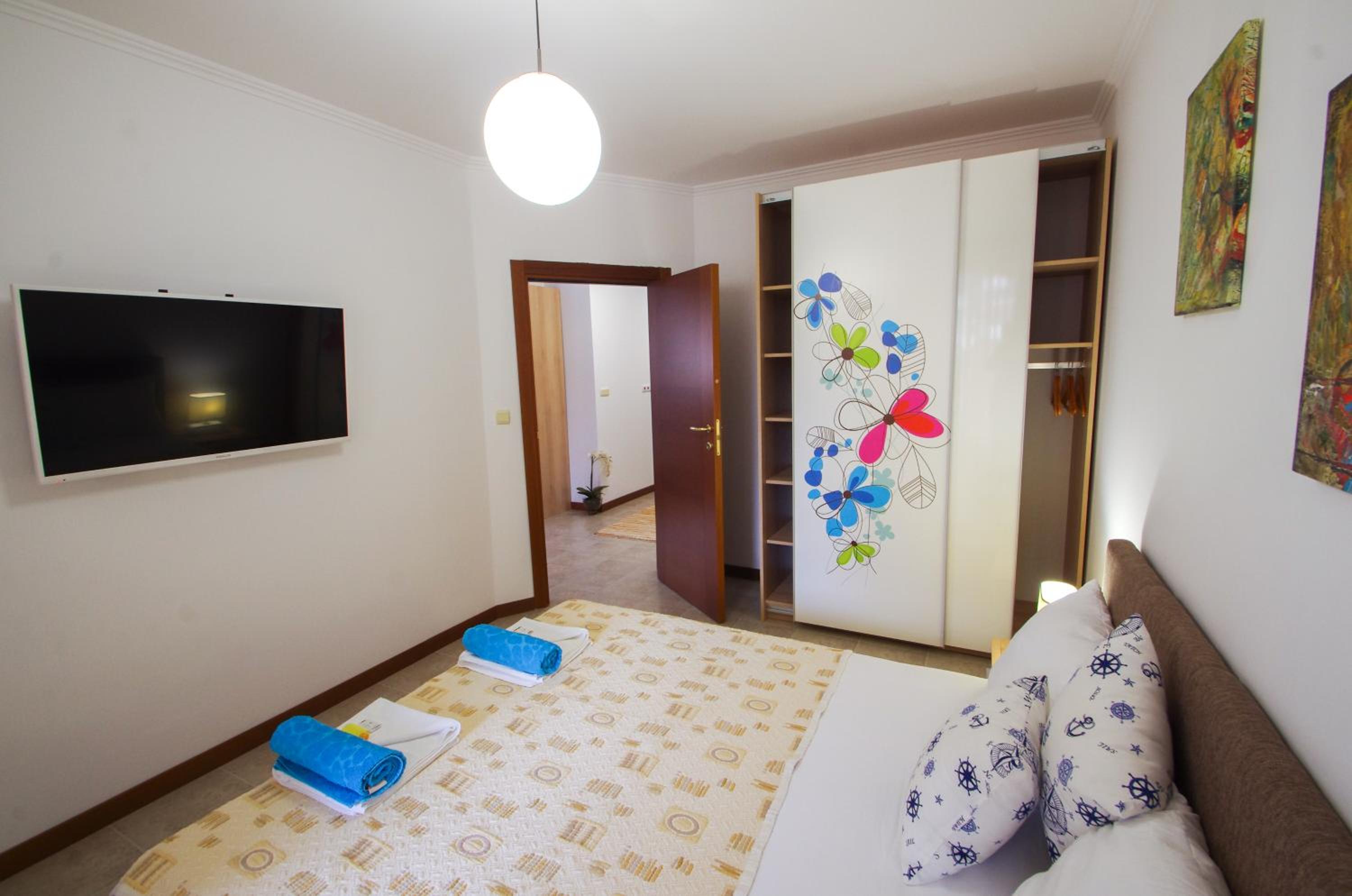 One-Bedroom Apartment photo 1