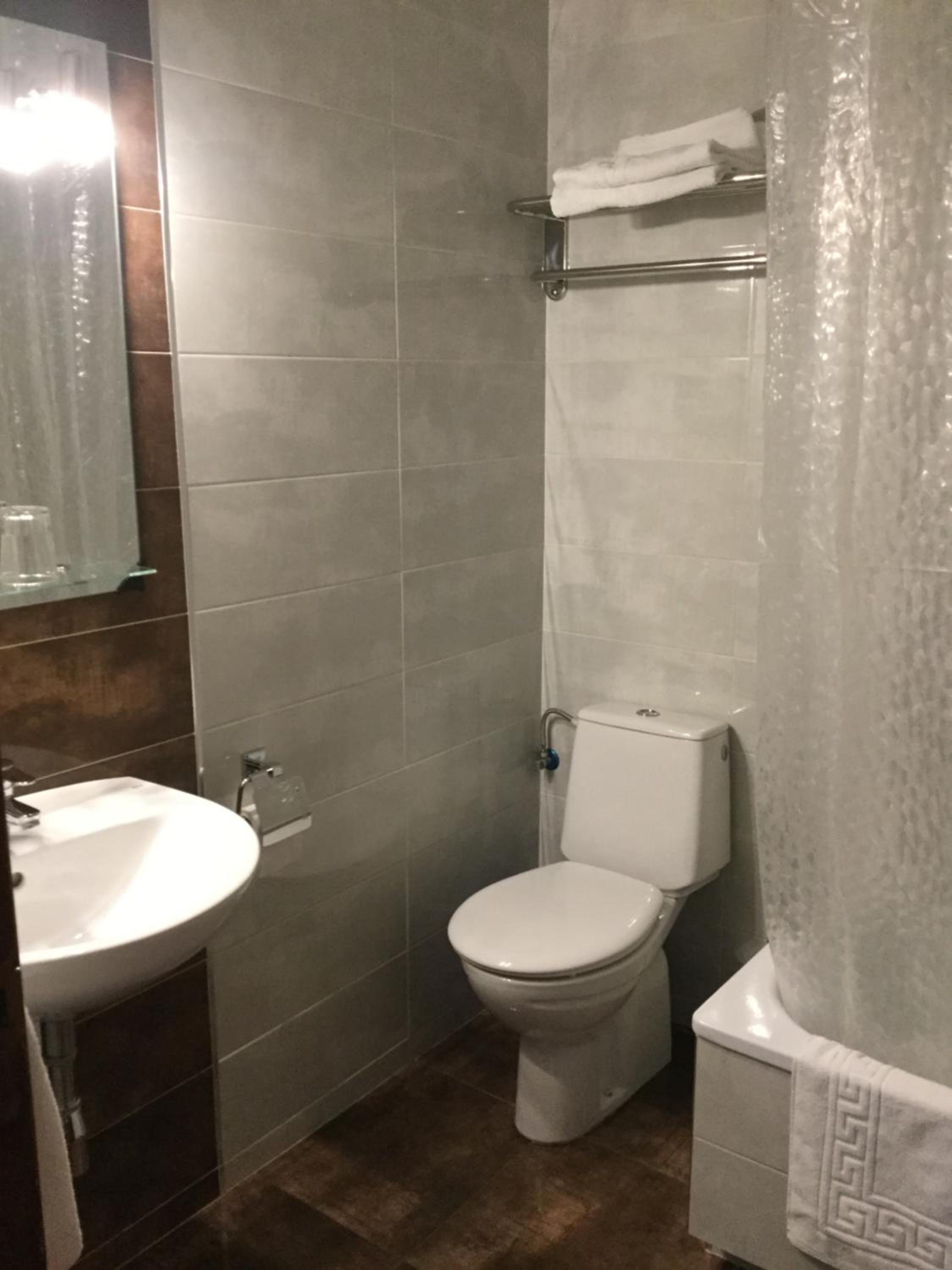Double or Twin Room with Private Bathroom - Photo 12