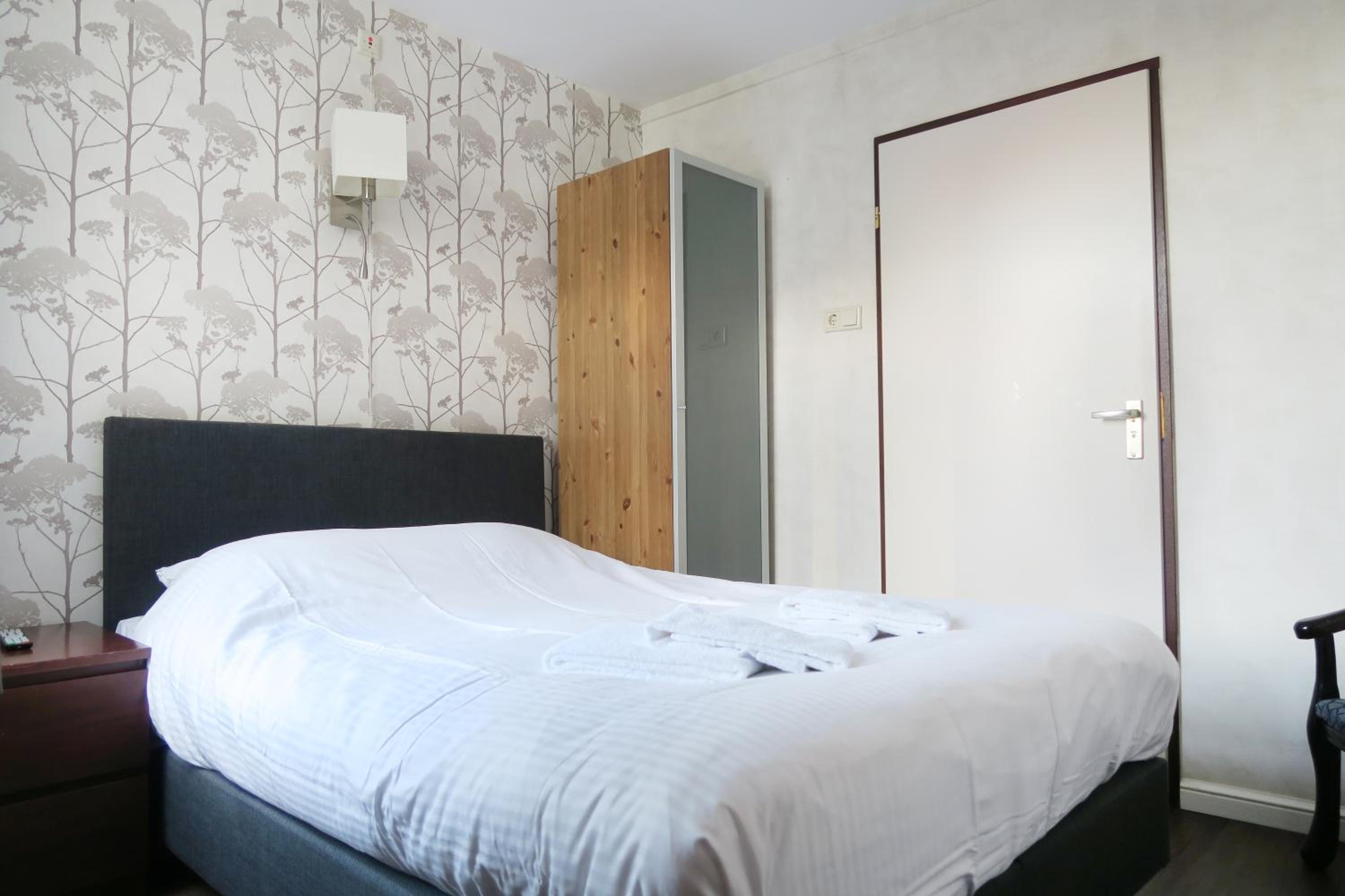 Double Room with Shower - Photo 5