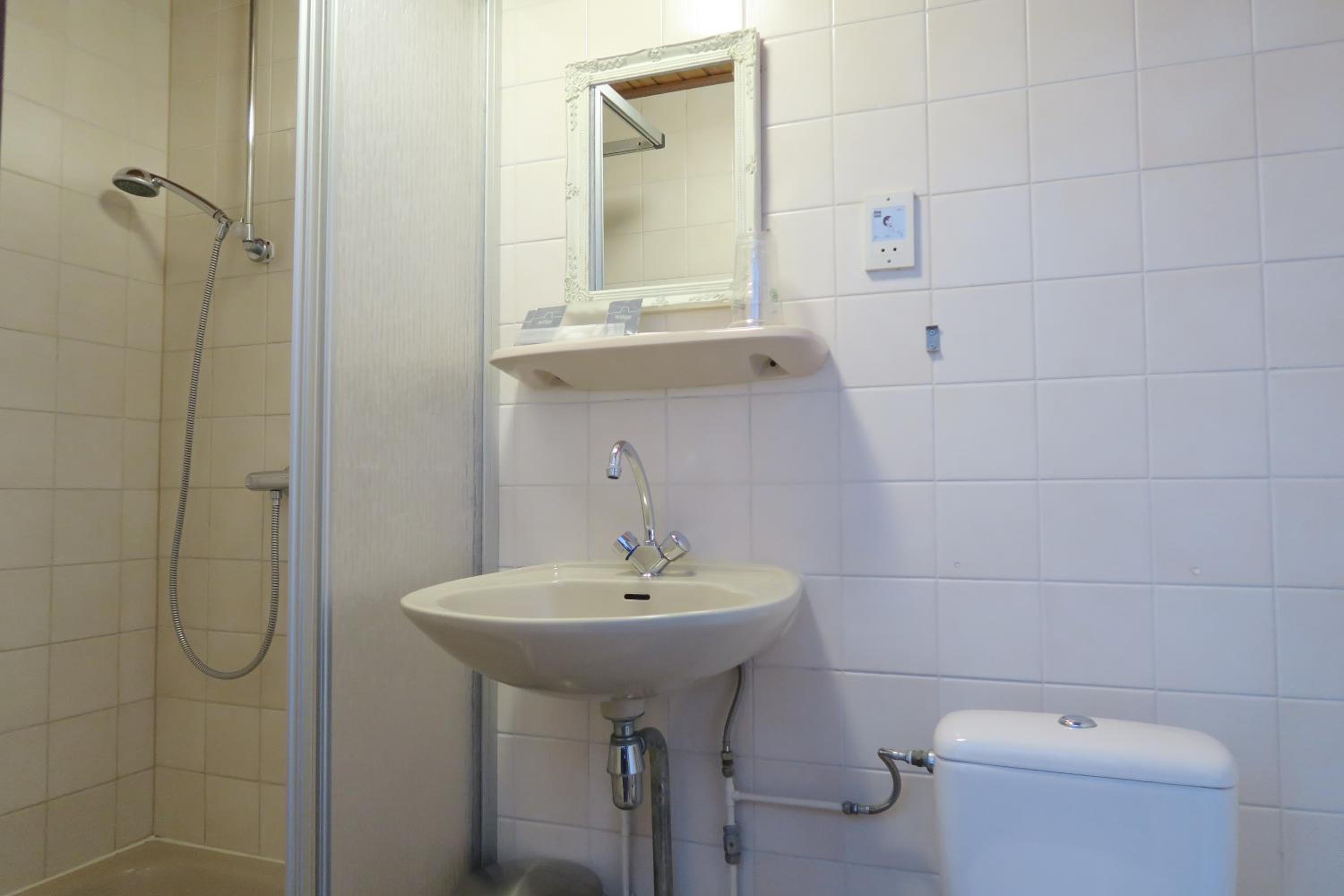 Double Room with Shower - Photo 6