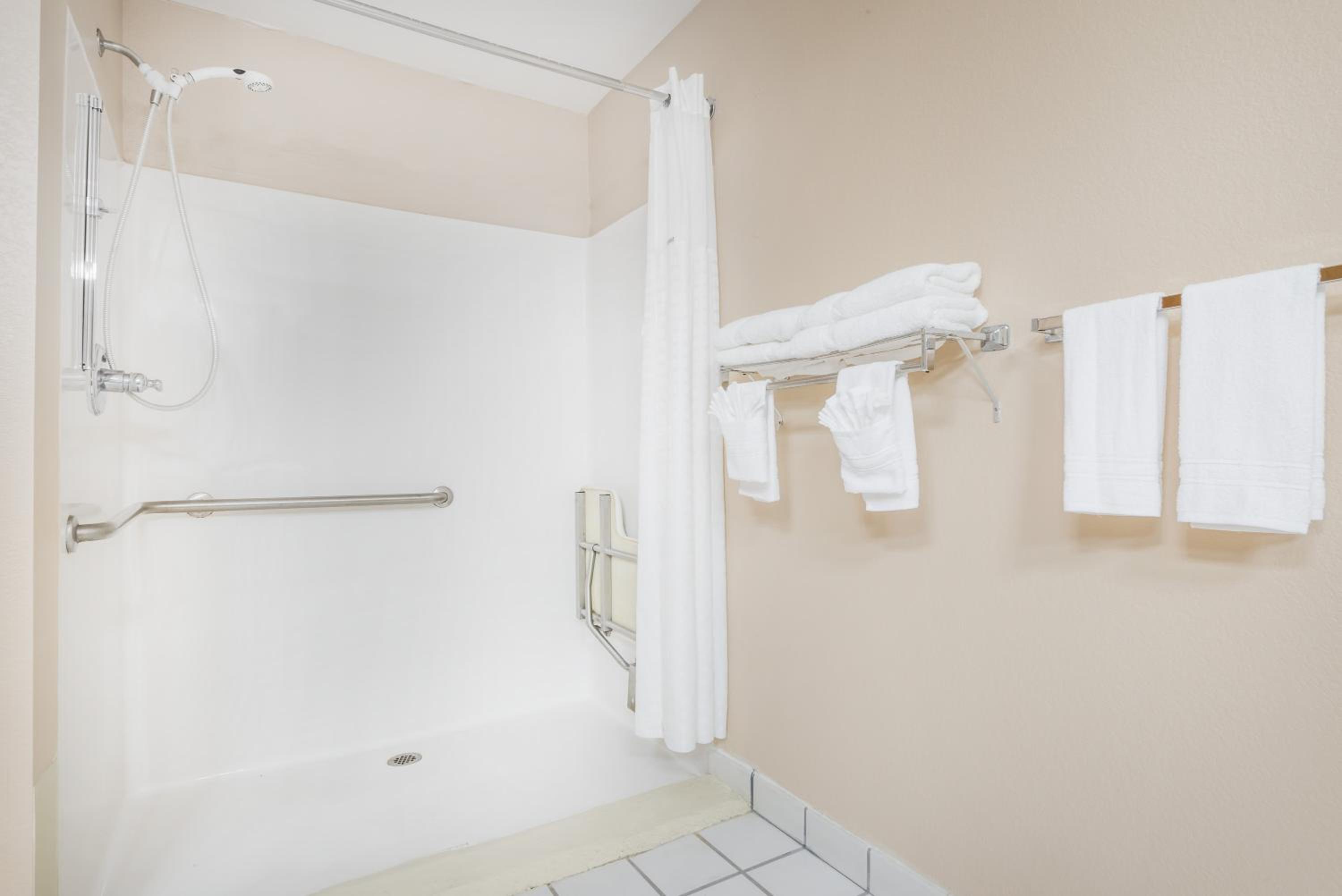 Double Room with Two Double Beds - Disability Access - Non-Smoking - Photo 3