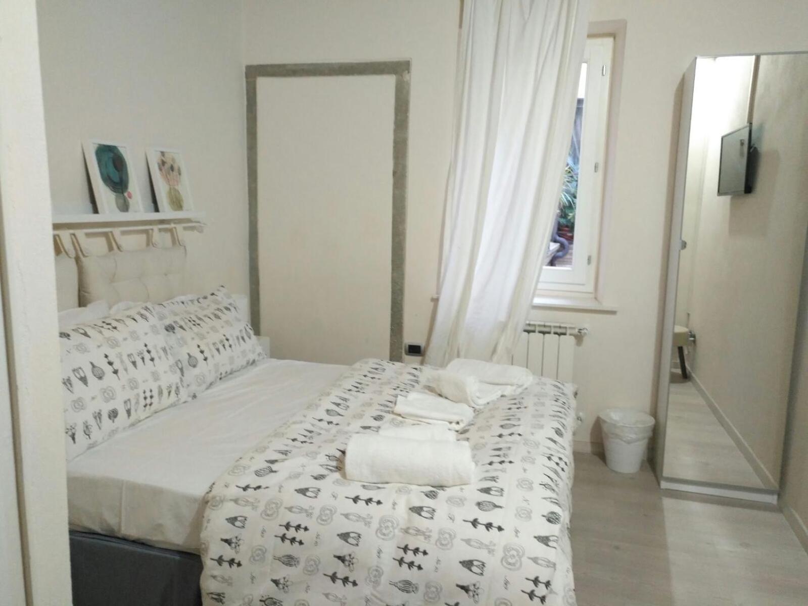Double Room with Private External Bathroom photo 1
