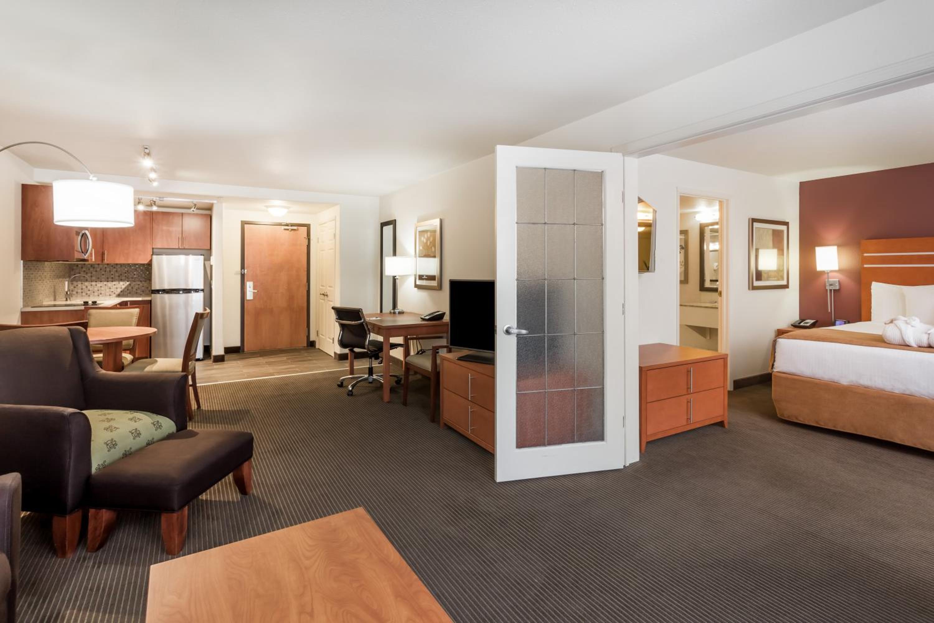 Jetted Tub Suite, King Bed, Kitchenette, Non Smoking - Photo 1