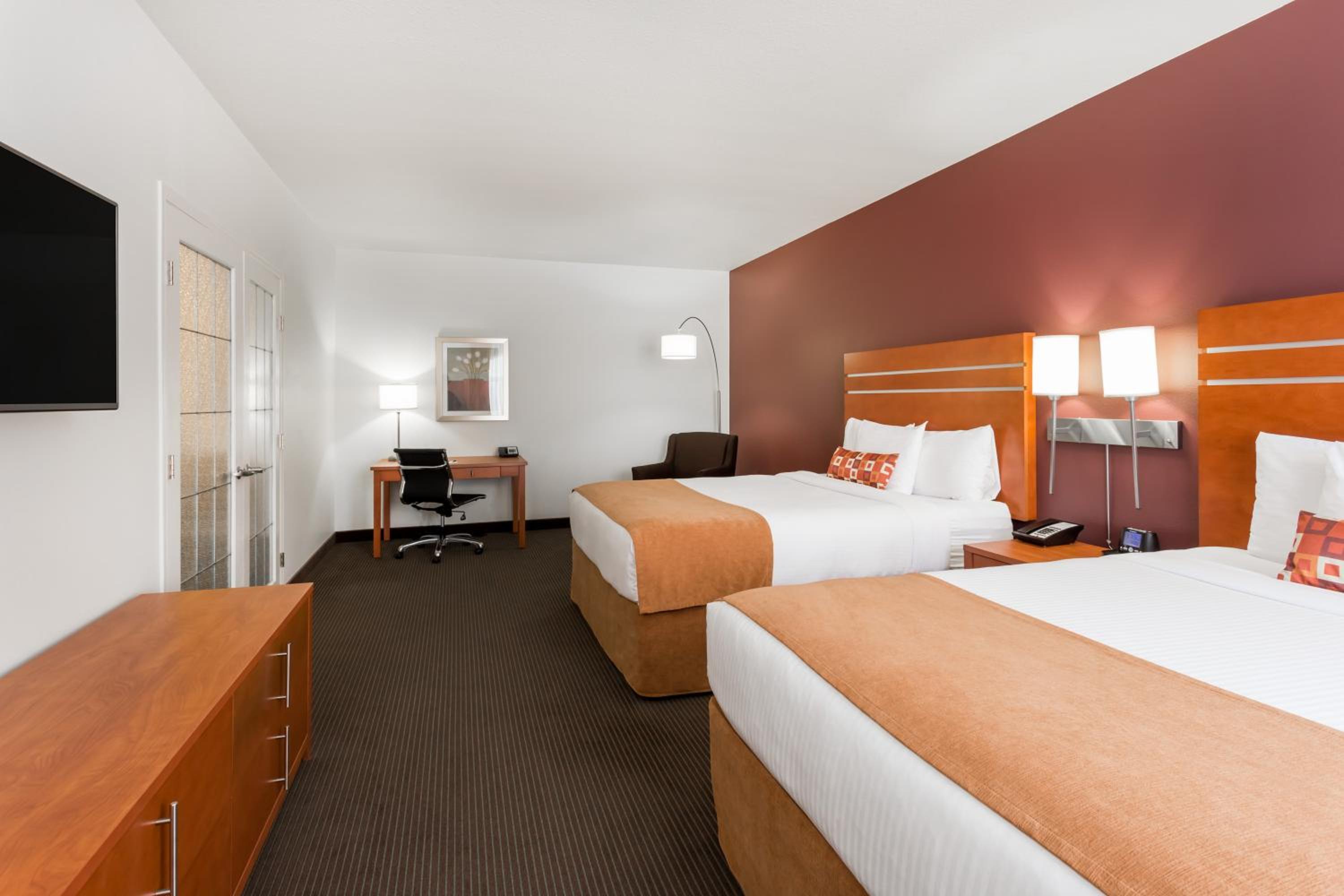Family Suite, Two Queen Beds, Non Smoking - Photo 1