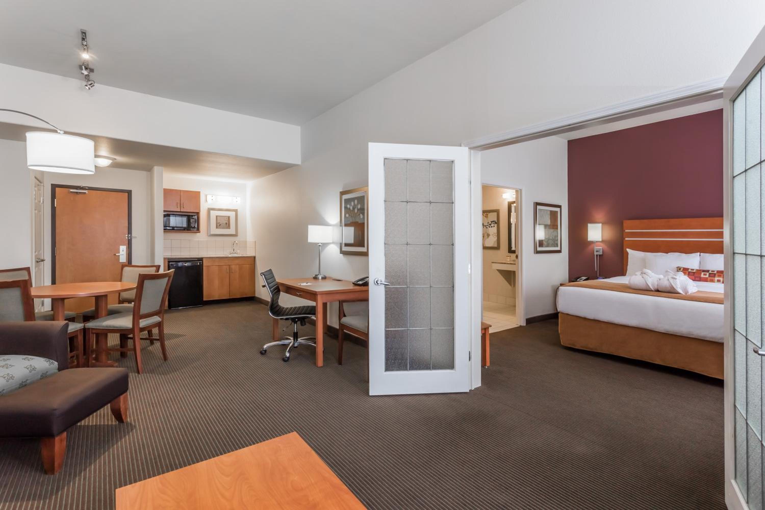 King Suite - Mobility Access/Non-Smoking