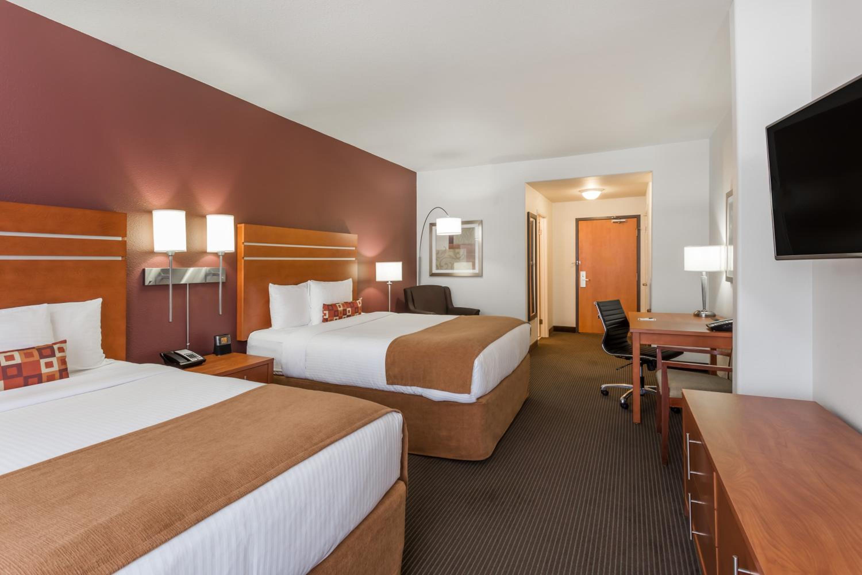 Family Suite, Two Queen Beds, Non Smoking - Photo 2
