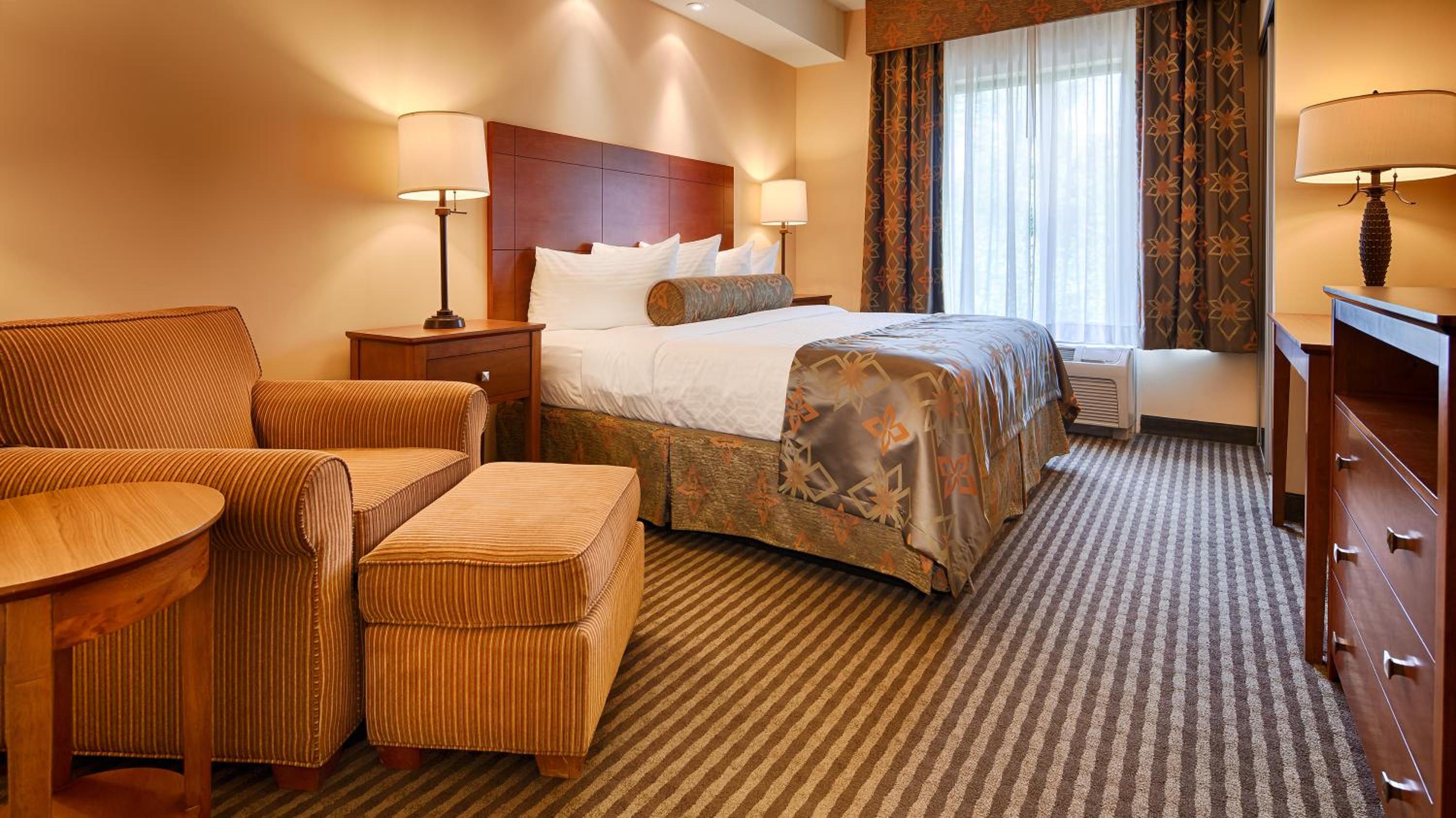 King Suite with Sofa Bed and Wet Bar - Non-Smoking - Photo 2