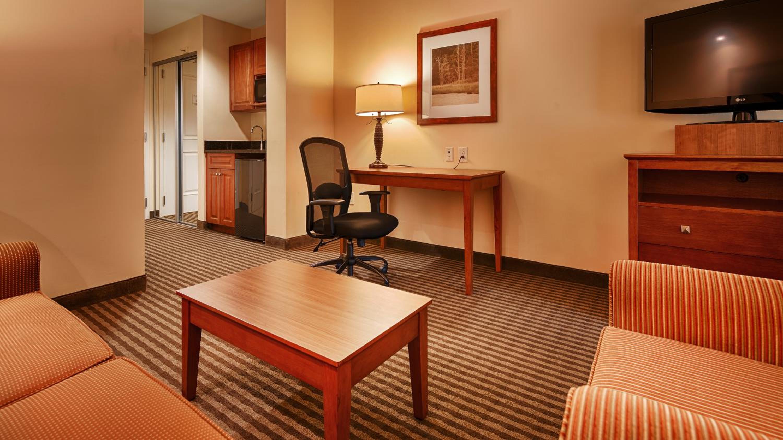 King Room with Wet Bar - Photo 2