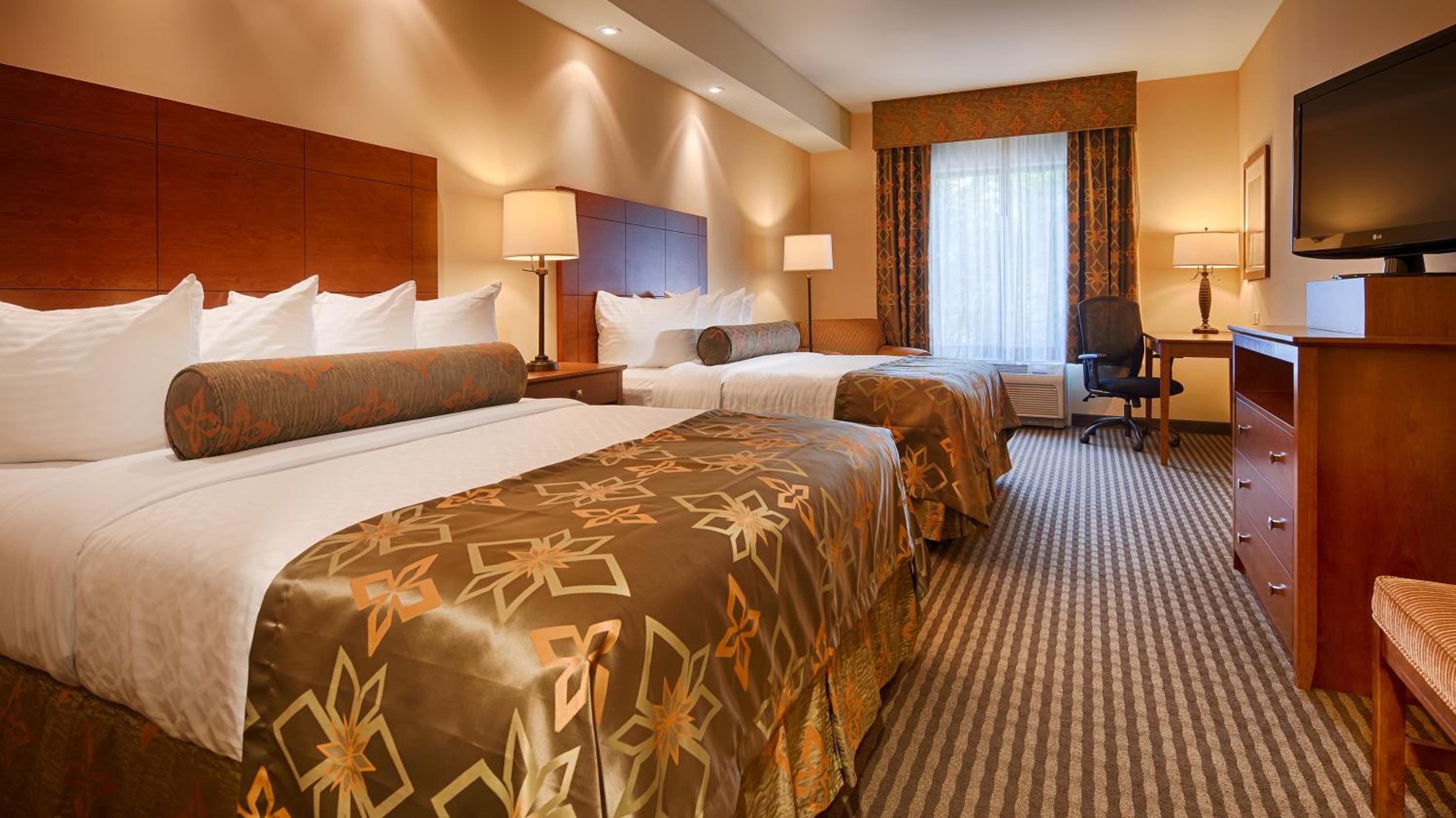 Queen Room with Two Queen Beds - Photo 4