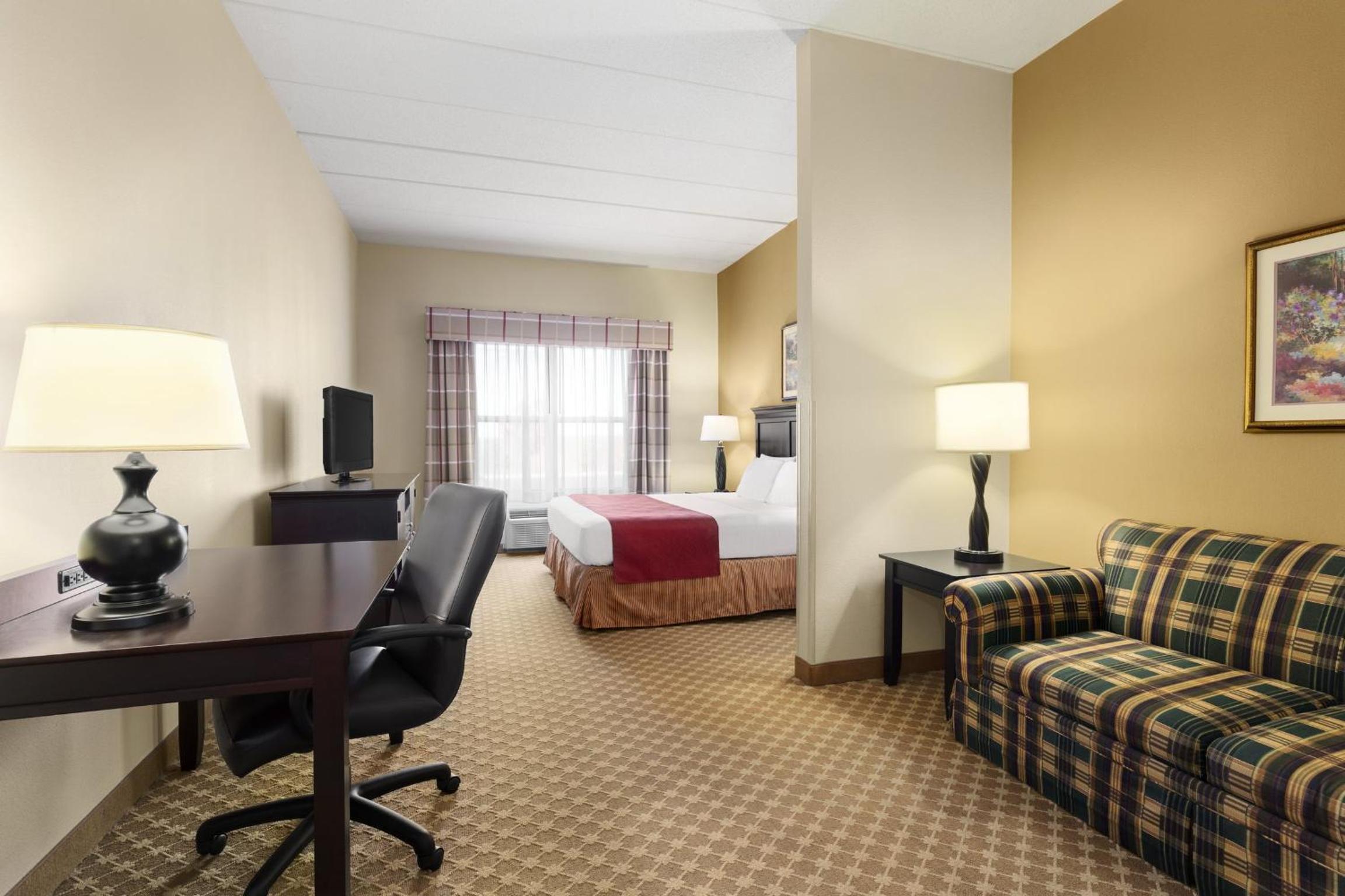 One-Bedroom King Suite with Sofa Bed - Photo 4