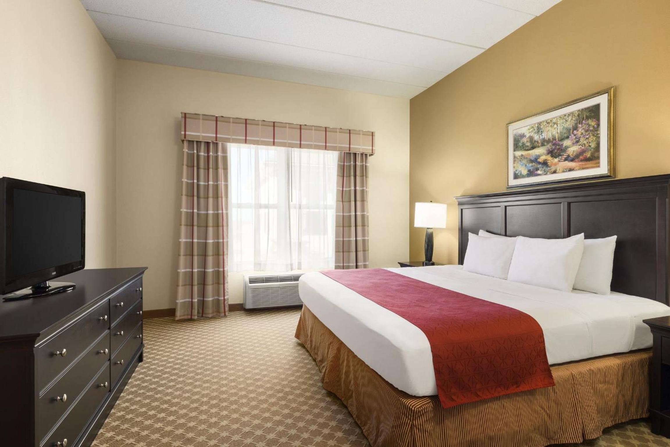One-Bedroom King Suite with Sofa Bed - Photo 6