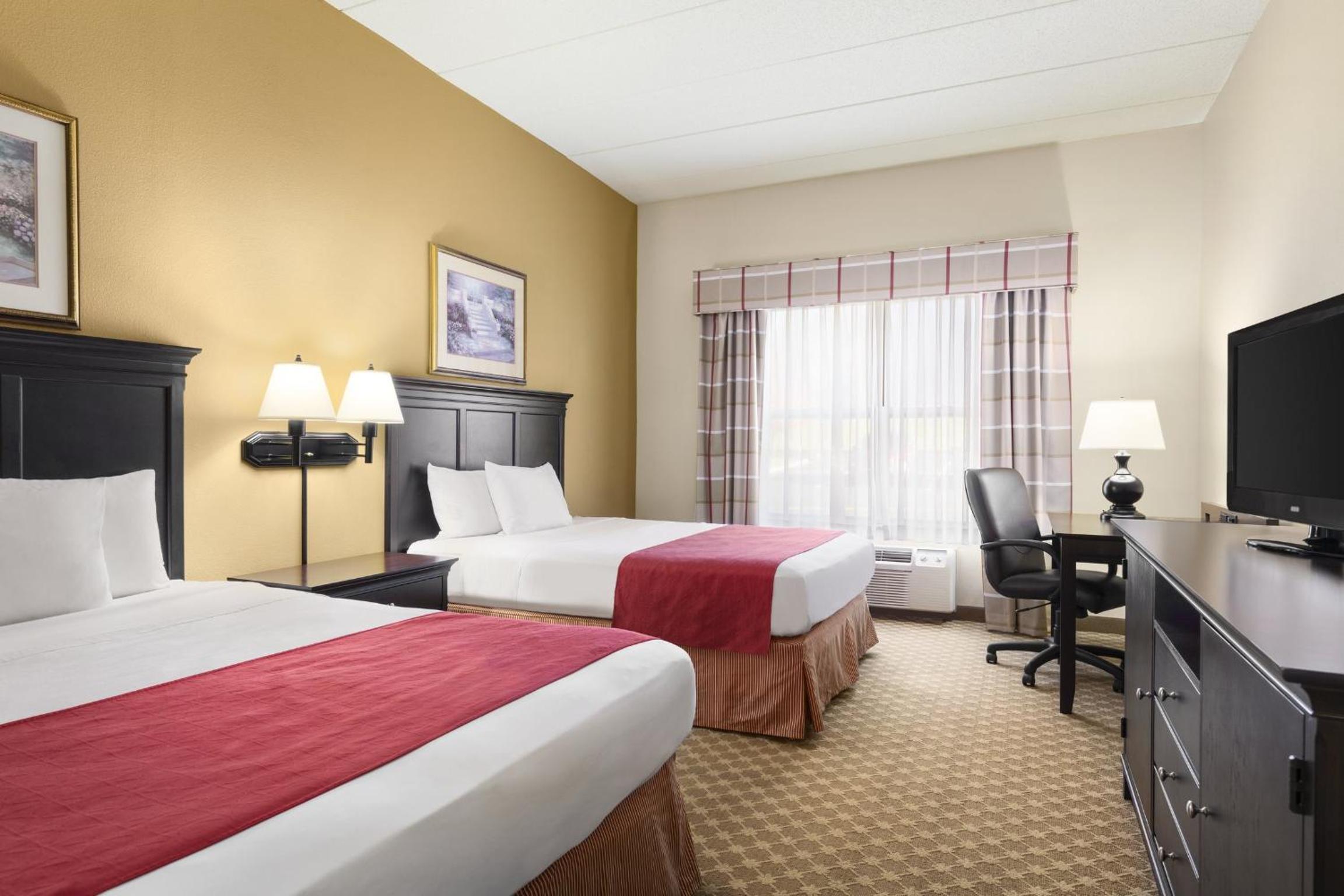 Queen Room with Two Queen Beds - Photo 2