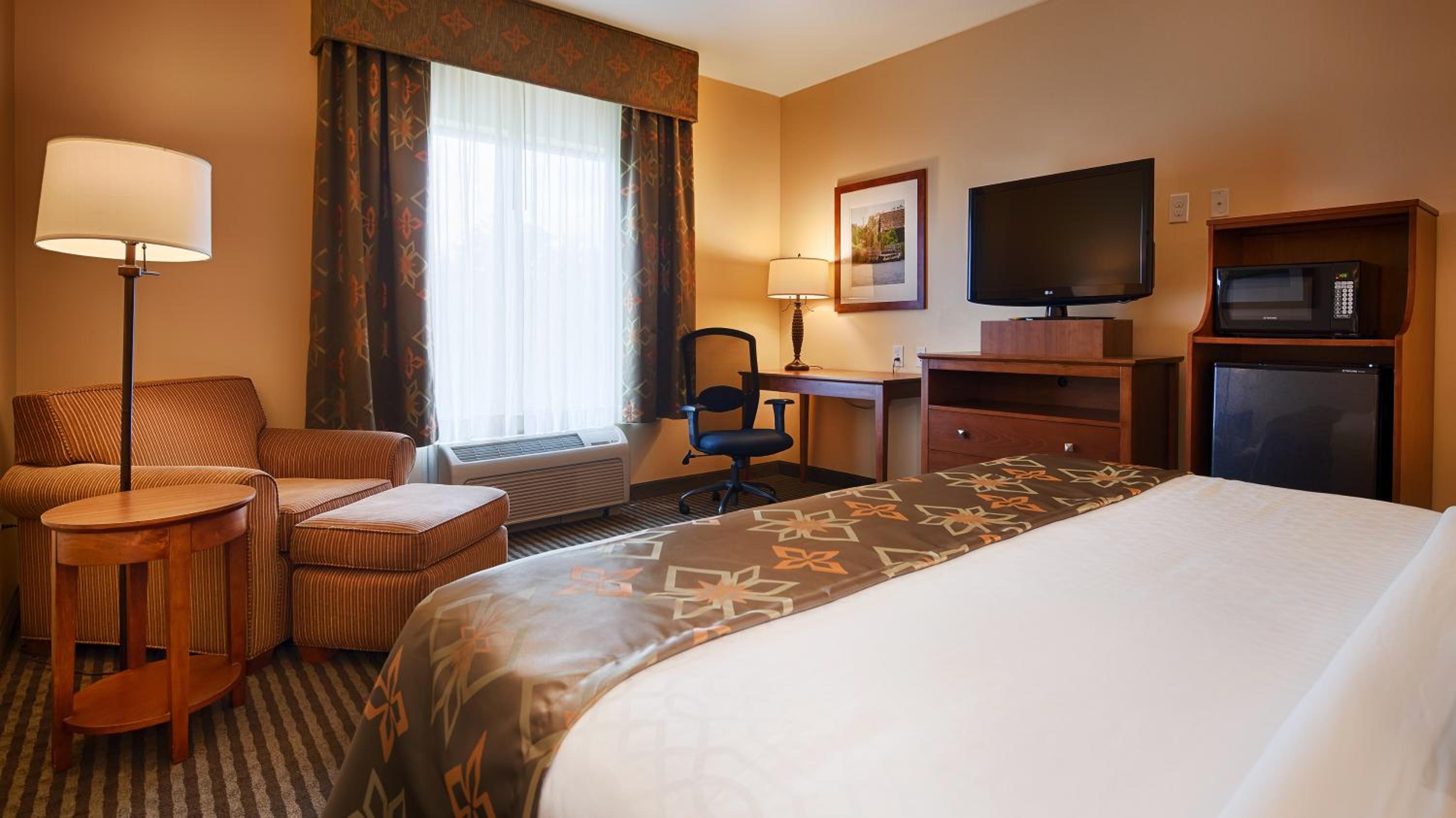 King Suite with Sofa Bed and Wet Bar - Non-Smoking - Photo 3