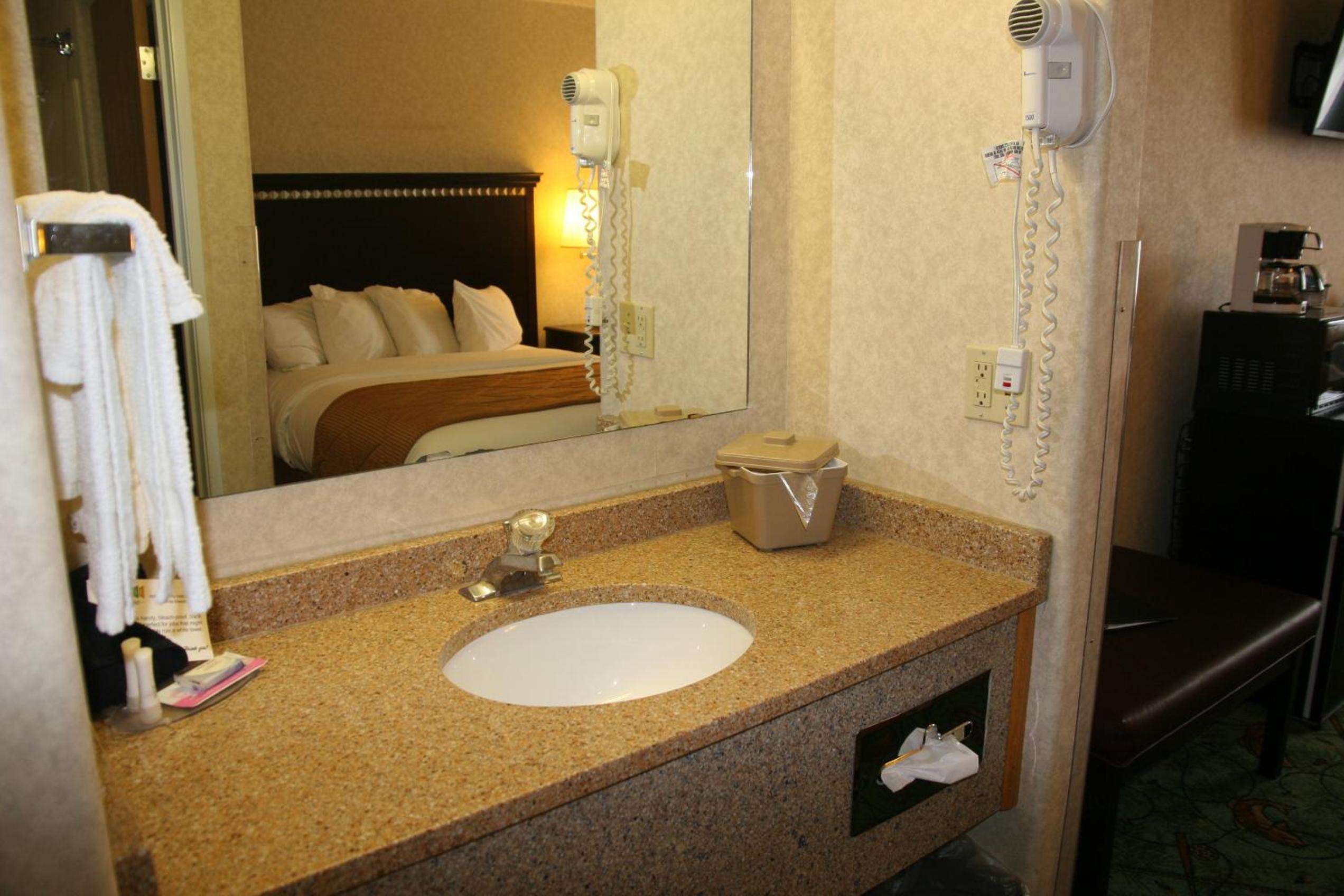 Queen Room With Two Queen Beds - Photo 8