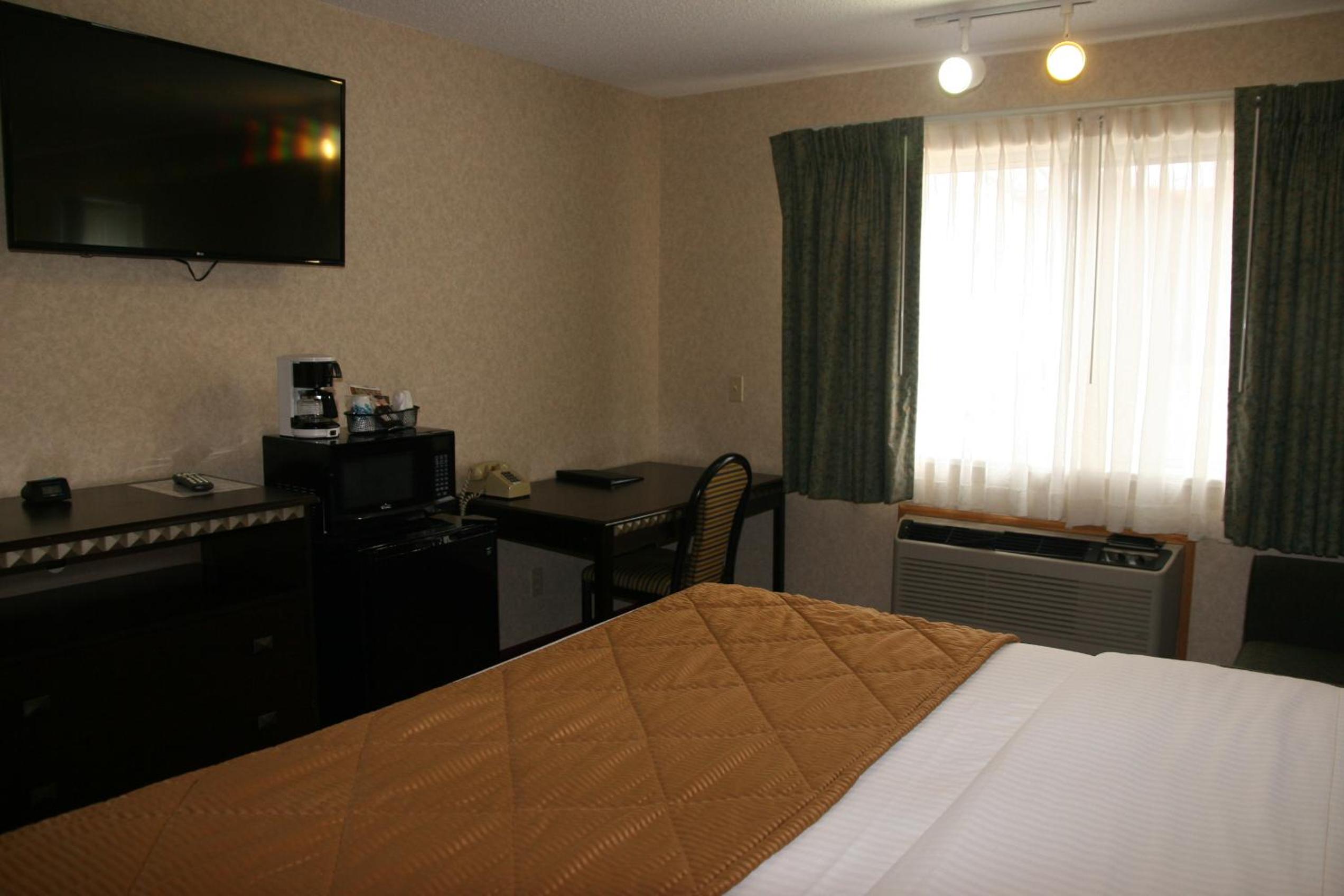  King Non Smoking Pet Friendly - Photo 2
