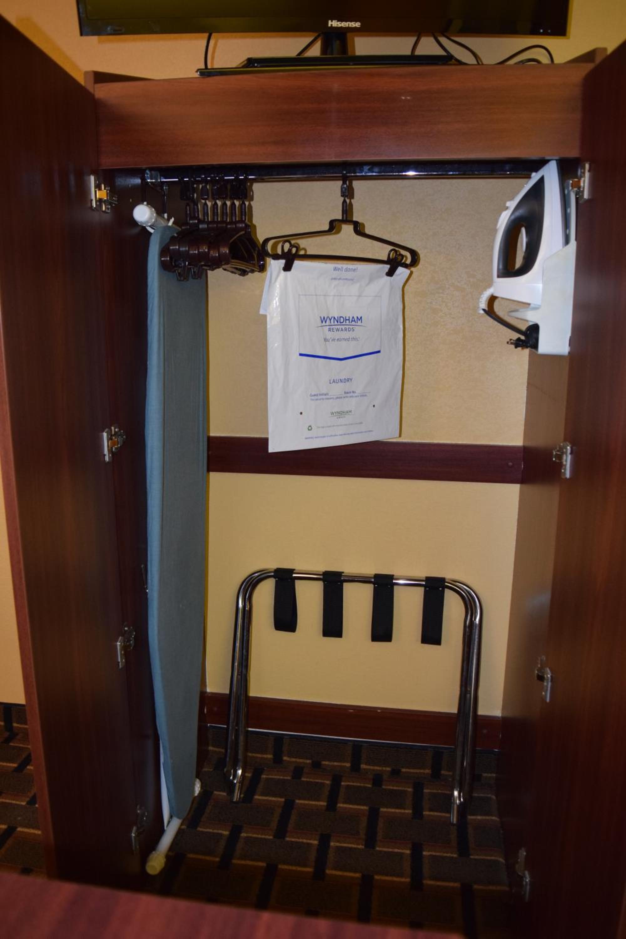 Queen Suite - Disability Access - Non-Smoking - Photo 4