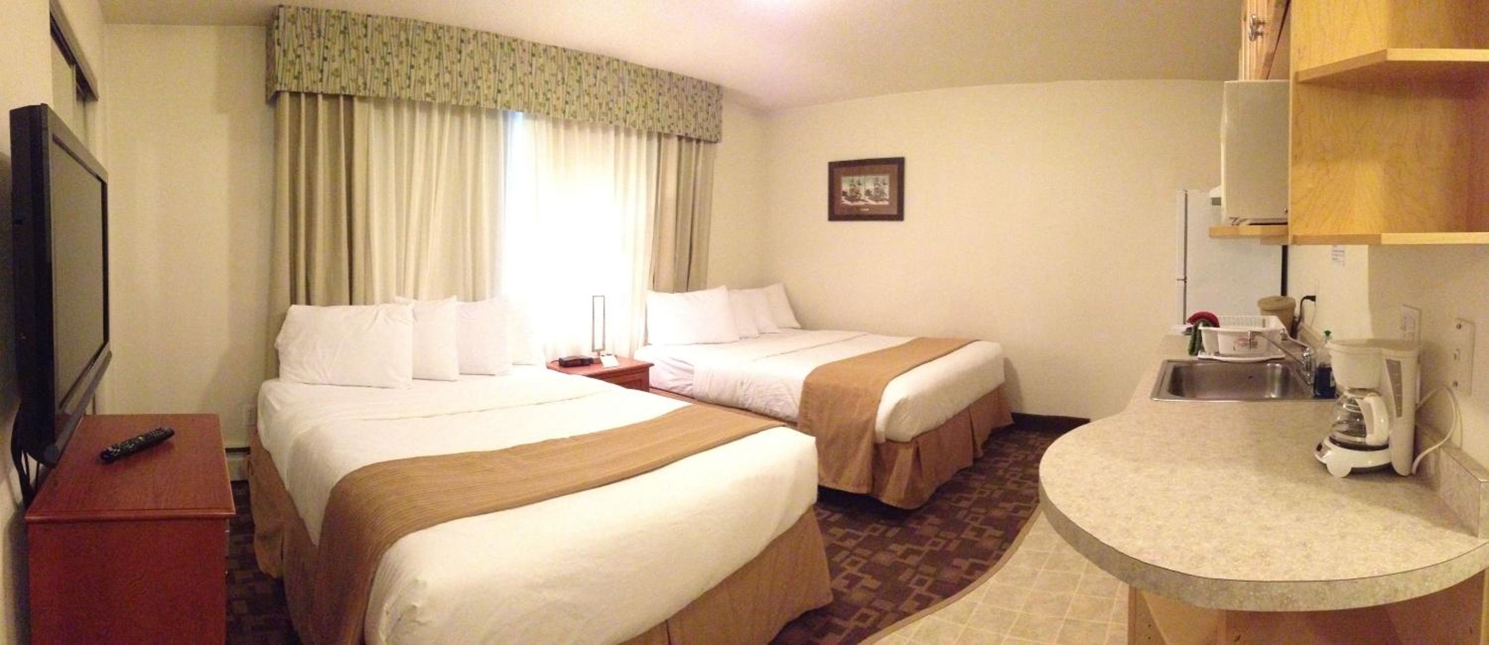 Queen Room with Two Queen Beds photo 1