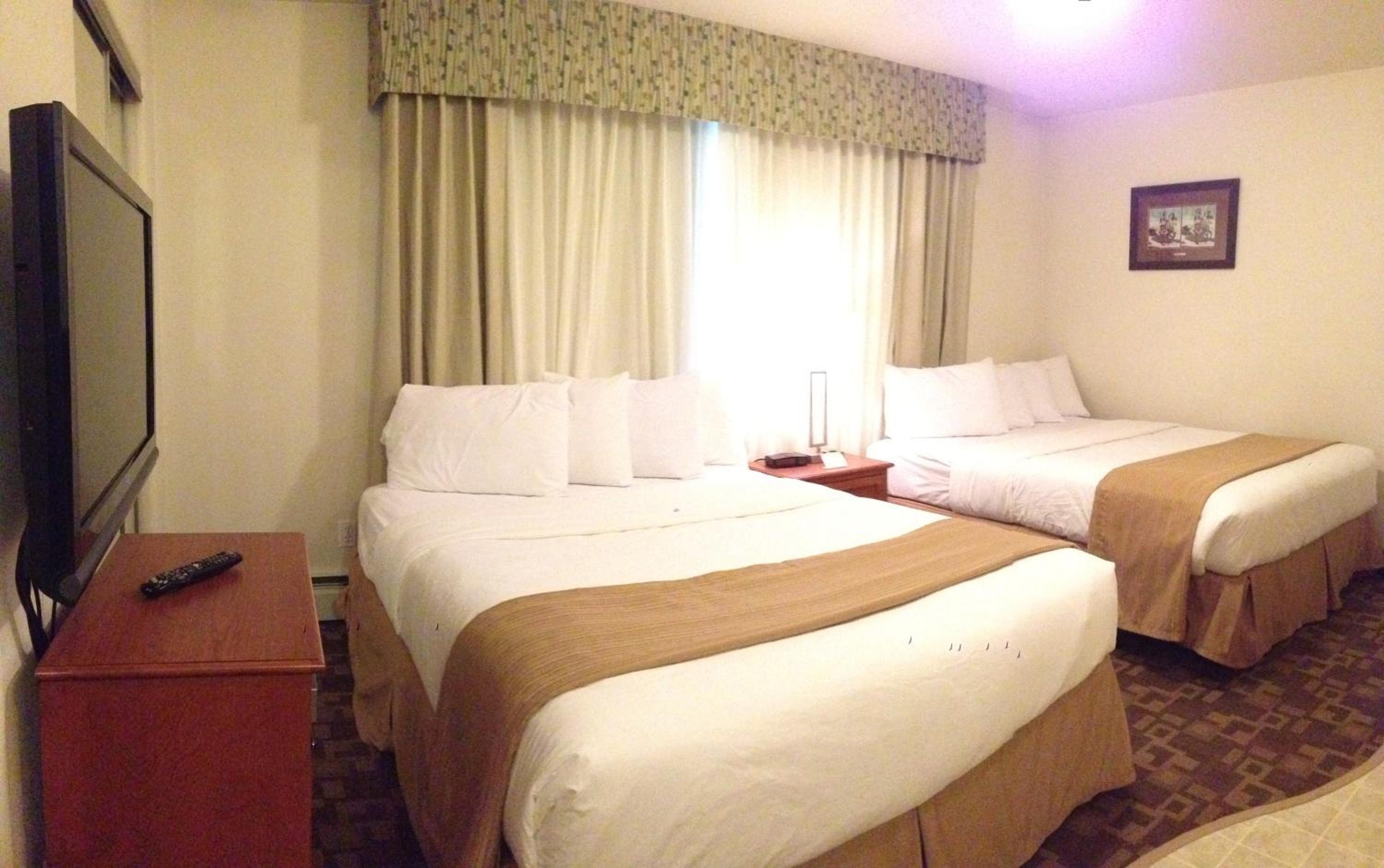 Queen Room with Two Queen Beds photo 2