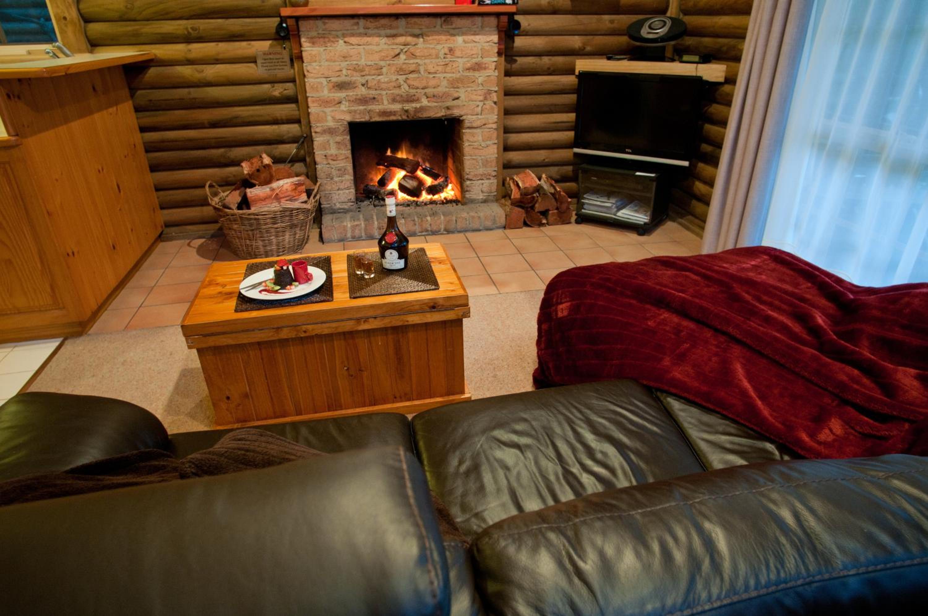 Deluxe One-Bedroom Cottage with Spa Bath photo 2
