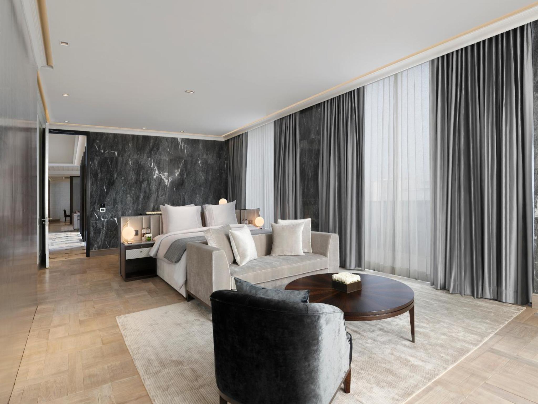 Roseate Suite with Hi-Tea & Club Lounge Access, 15% Dis on Laundry & 20% Dis on Spa, 2 way Airport Transfer, Late Check-out till 1 PM, 30 minute Spa, 4 pc Laundry per room per day, Comp Extra Bed, Personalized Butler Service 24 hours