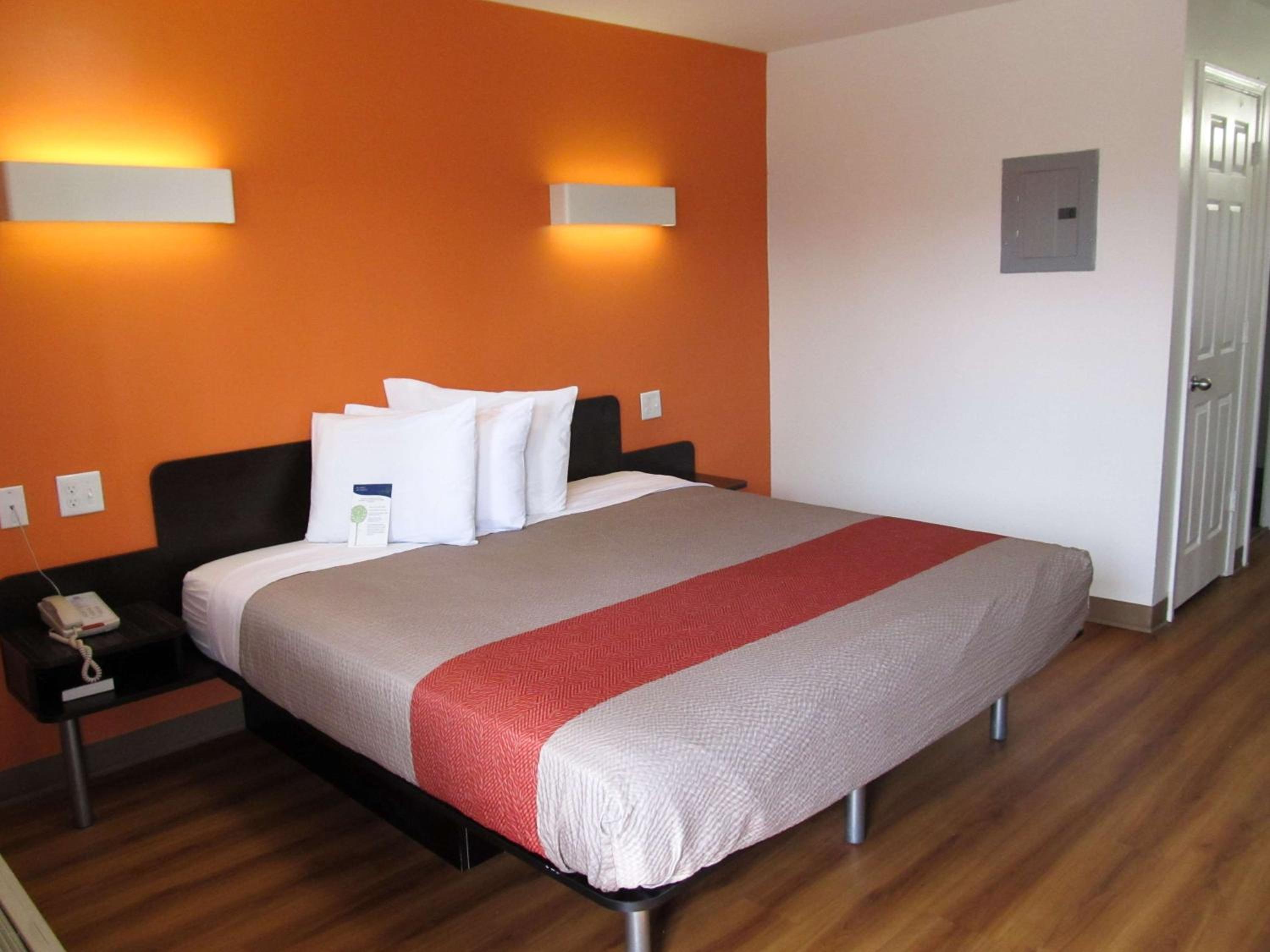 Deluxe King Room - Non-Smoking - Photo 6