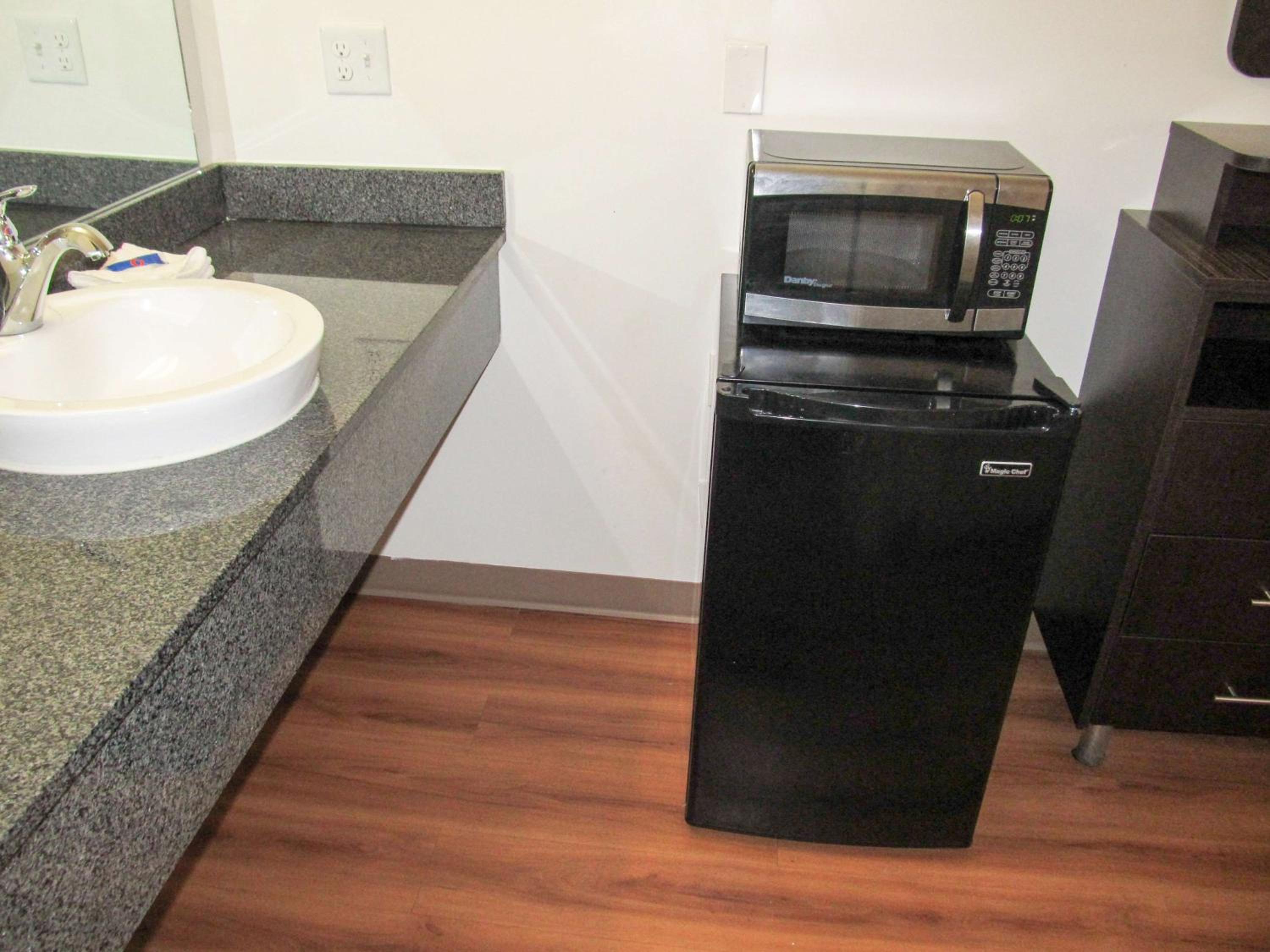Deluxe King Room - Non-Smoking - Photo 7