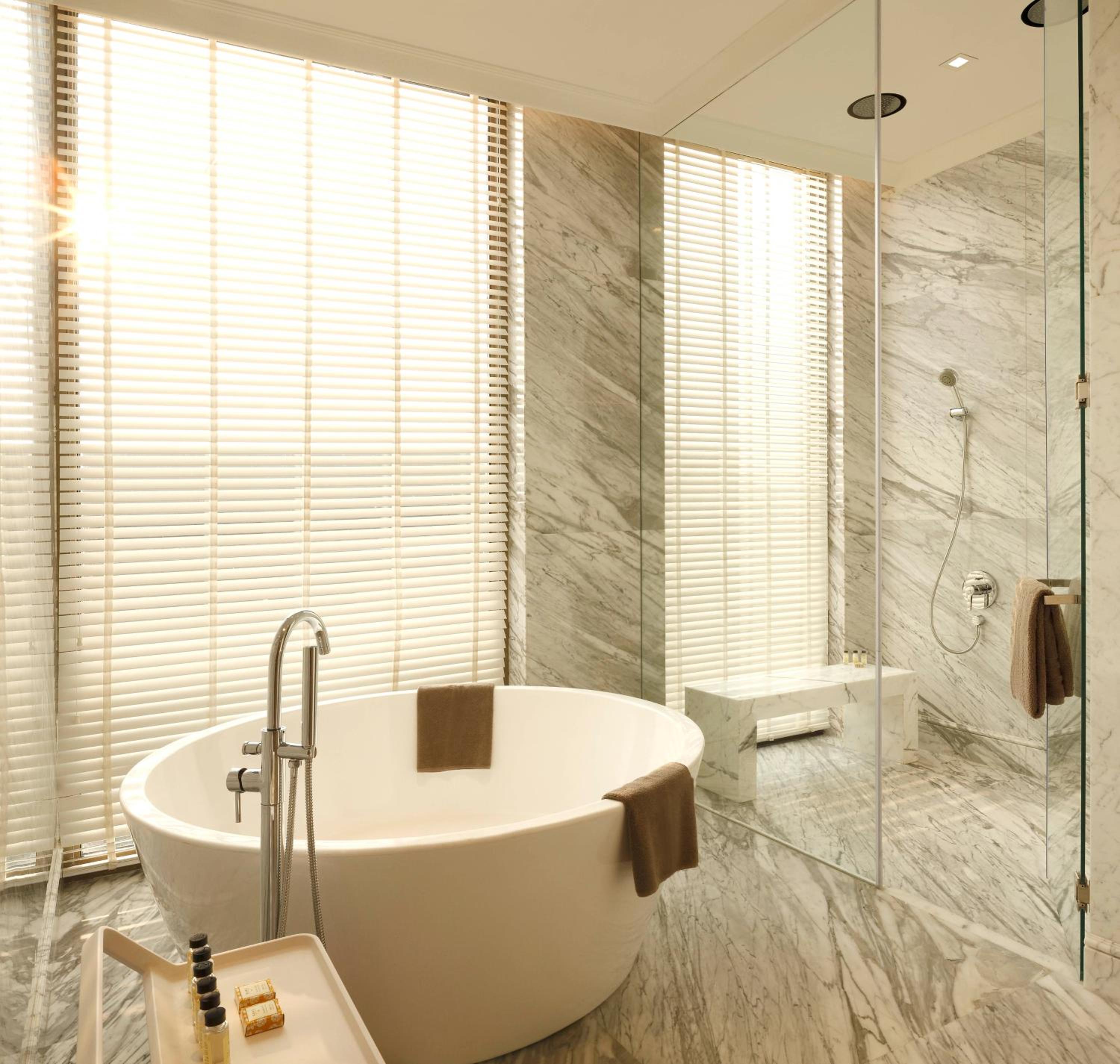 Roseate Suite with Hi-Tea & Club Lounge Access, 15% Dis on Laundry & 20% Dis on Spa, 2 way Airport Transfer, Late Check-out till 1 PM, 30 minute Spa, 4 pc Laundry per room per day, Comp Extra Bed, Personalized Butler Service 24 hours thumbnail 5