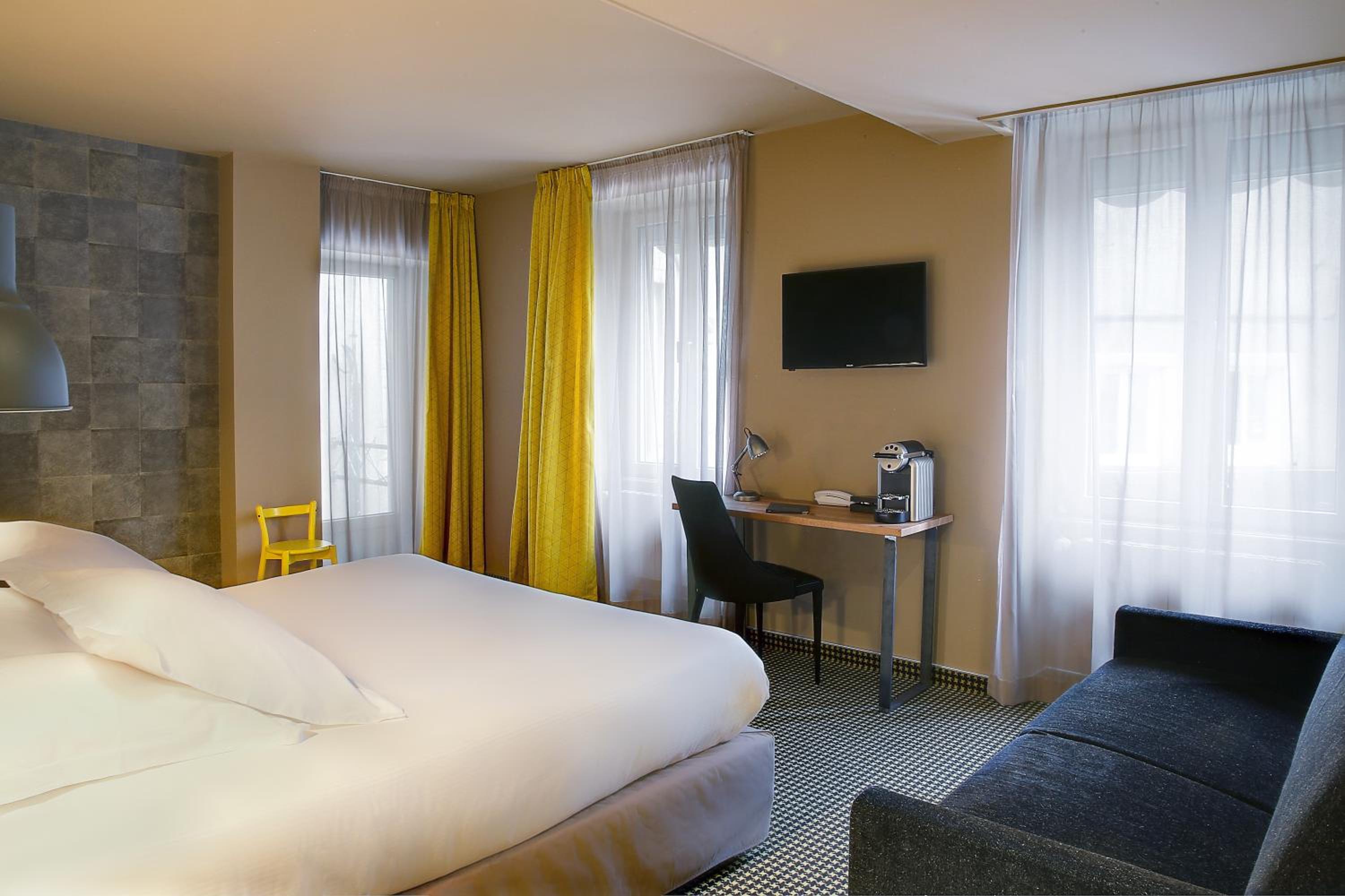 Superior King Room - Non-Smoking - Photo 5