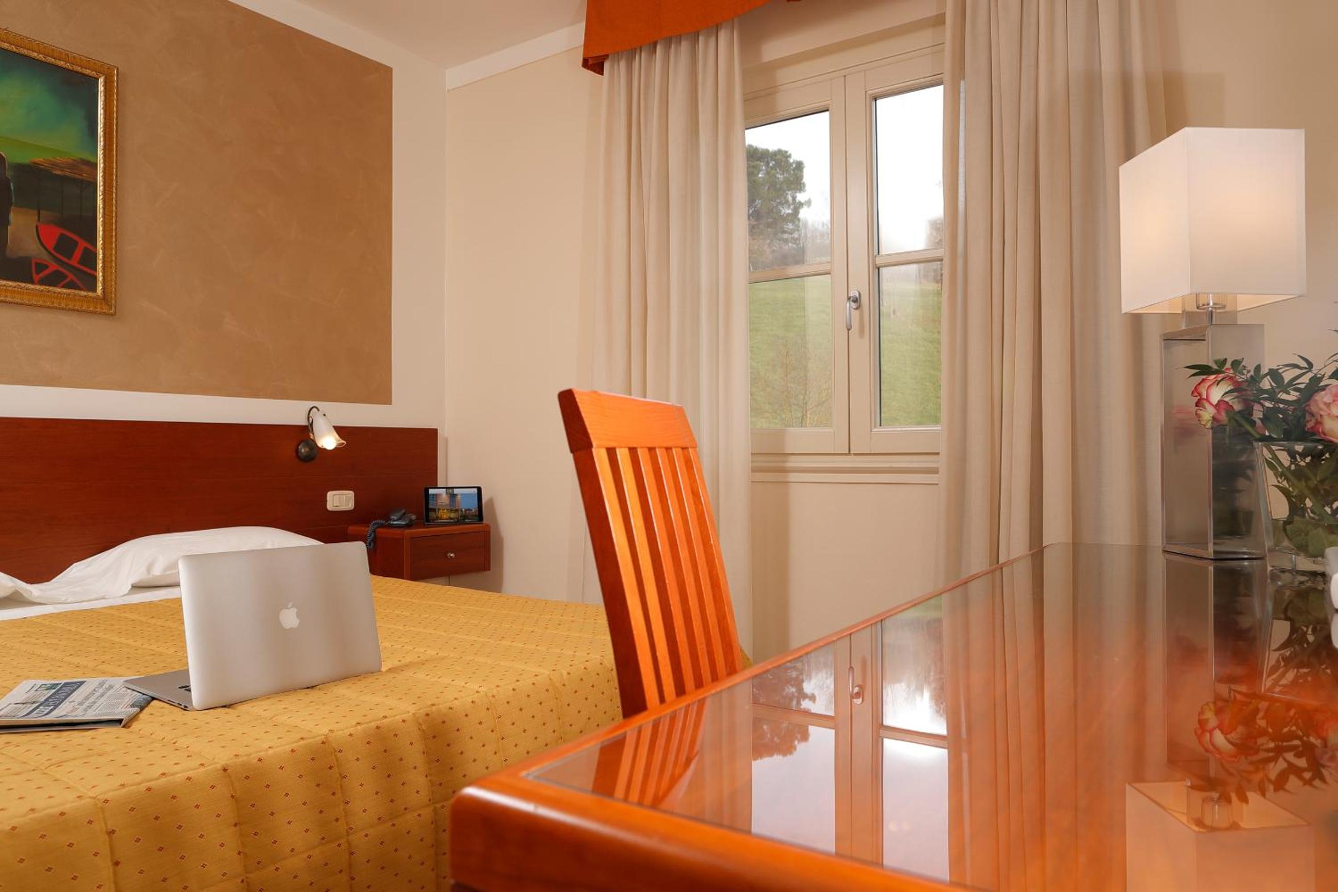 Standard Double Room - Photo 11
