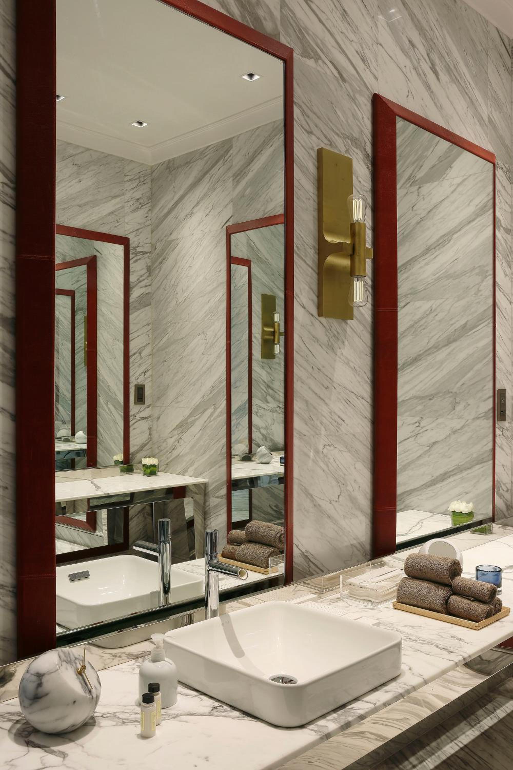 Roseate Suite with Hi-Tea & Club Lounge Access, 15% Dis on Laundry & 20% Dis on Spa, 2 way Airport Transfer, Late Check-out till 1 PM, 30 minute Spa, 4 pc Laundry per room per day, Comp Extra Bed, Personalized Butler Service 24 hours
